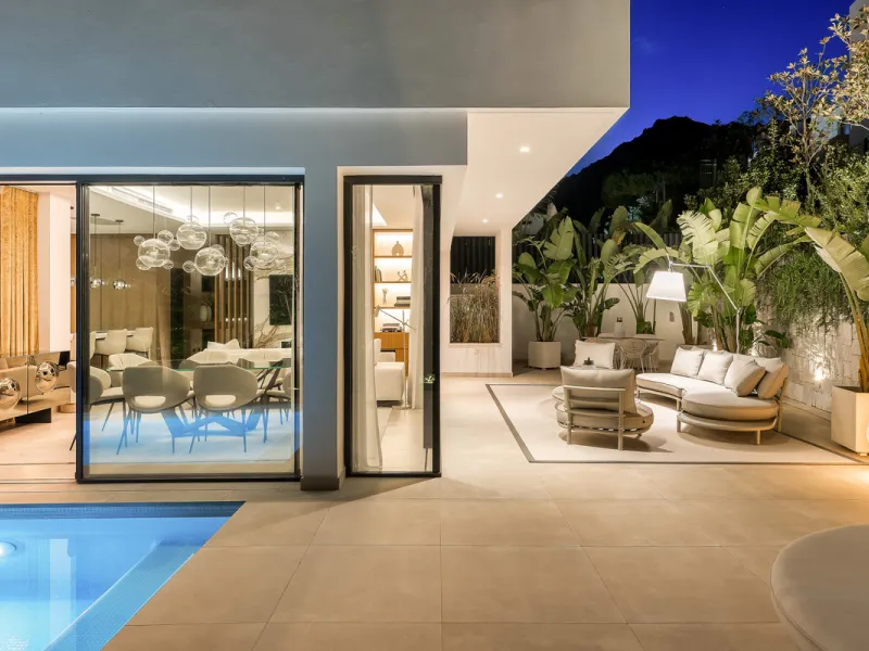Located in the prestigious area of Sierra Blanca, this modern villa offers a prime setting just 1.8 km from the Golden Mile's beaches. Completed in 2022, the property combines exceptional design with the highest quality finishes, delivering sea views from