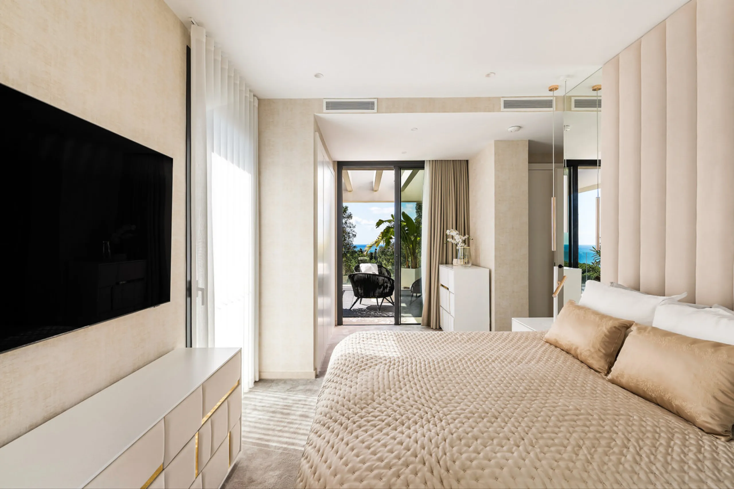 Located in the prestigious area of Sierra Blanca, this modern villa offers a prime setting just 1.8 km from the Golden Mile's beaches. Completed in 2022, the property combines exceptional design with the highest quality finishes, delivering sea views from