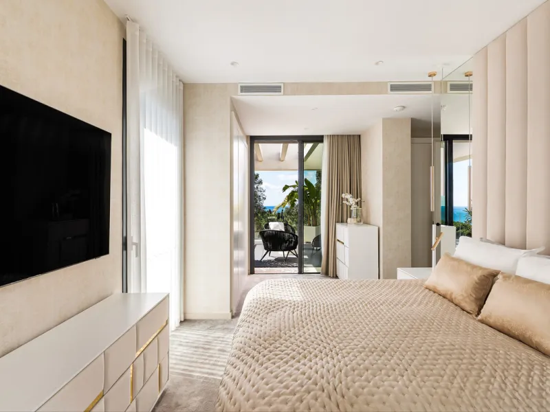 Located in the prestigious area of Sierra Blanca, this modern villa offers a prime setting just 1.8 km from the Golden Mile's beaches. Completed in 2022, the property combines exceptional design with the highest quality finishes, delivering sea views from