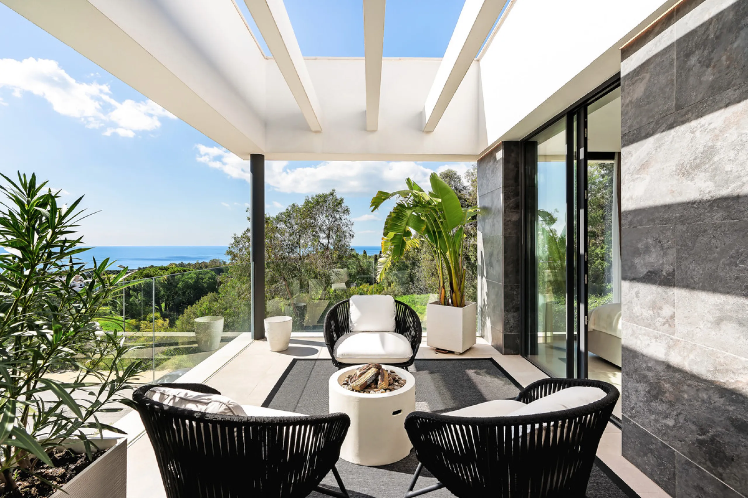 Located in the prestigious area of Sierra Blanca, this modern villa offers a prime setting just 1.8 km from the Golden Mile's beaches. Completed in 2022, the property combines exceptional design with the highest quality finishes, delivering sea views from