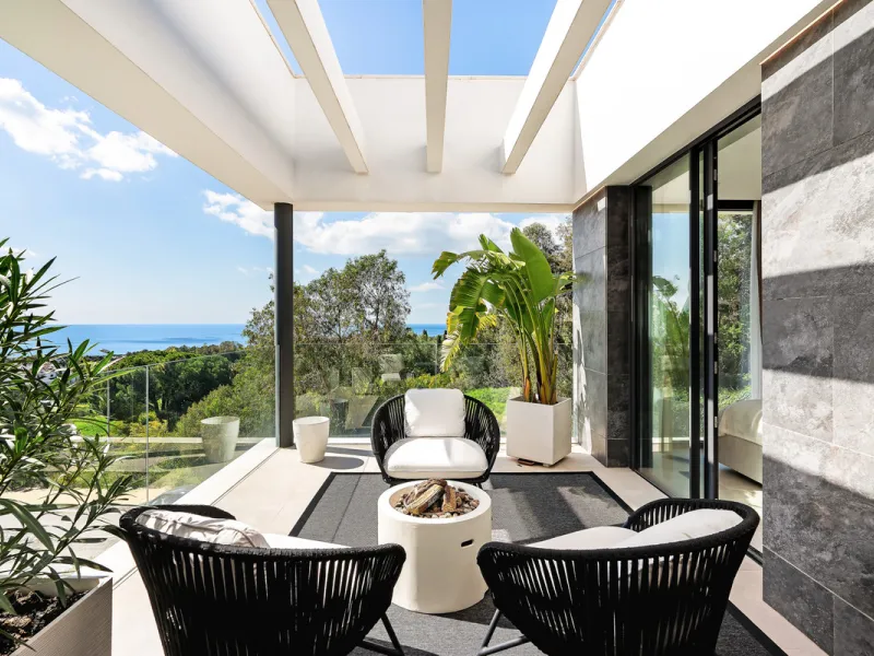 Located in the prestigious area of Sierra Blanca, this modern villa offers a prime setting just 1.8 km from the Golden Mile's beaches. Completed in 2022, the property combines exceptional design with the highest quality finishes, delivering sea views from