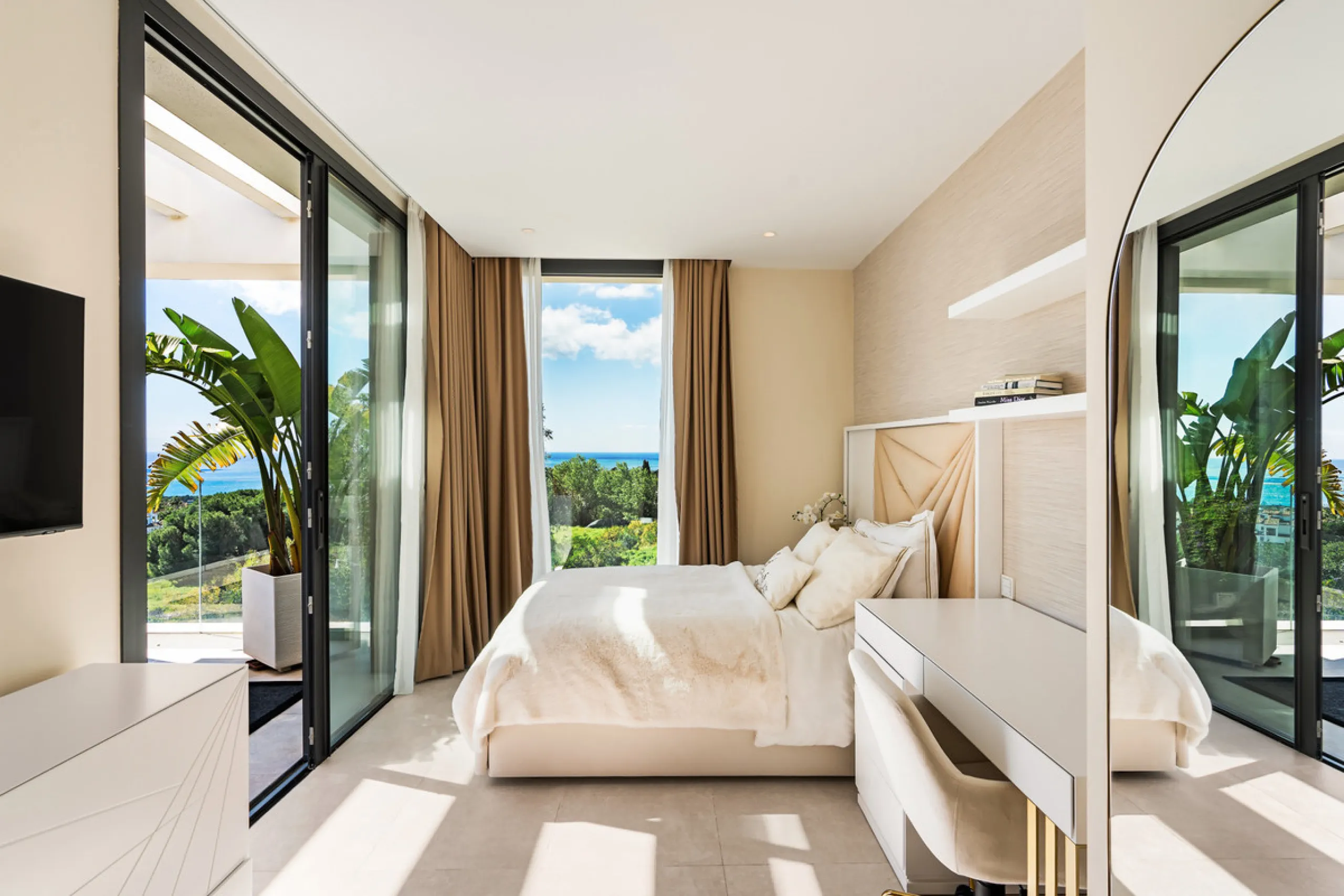 Located in the prestigious area of Sierra Blanca, this modern villa offers a prime setting just 1.8 km from the Golden Mile's beaches. Completed in 2022, the property combines exceptional design with the highest quality finishes, delivering sea views from
