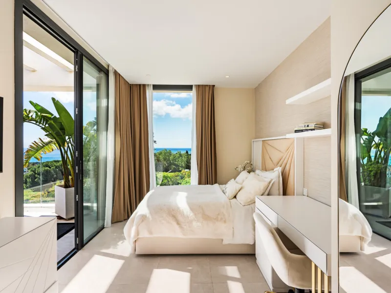 Located in the prestigious area of Sierra Blanca, this modern villa offers a prime setting just 1.8 km from the Golden Mile's beaches. Completed in 2022, the property combines exceptional design with the highest quality finishes, delivering sea views from