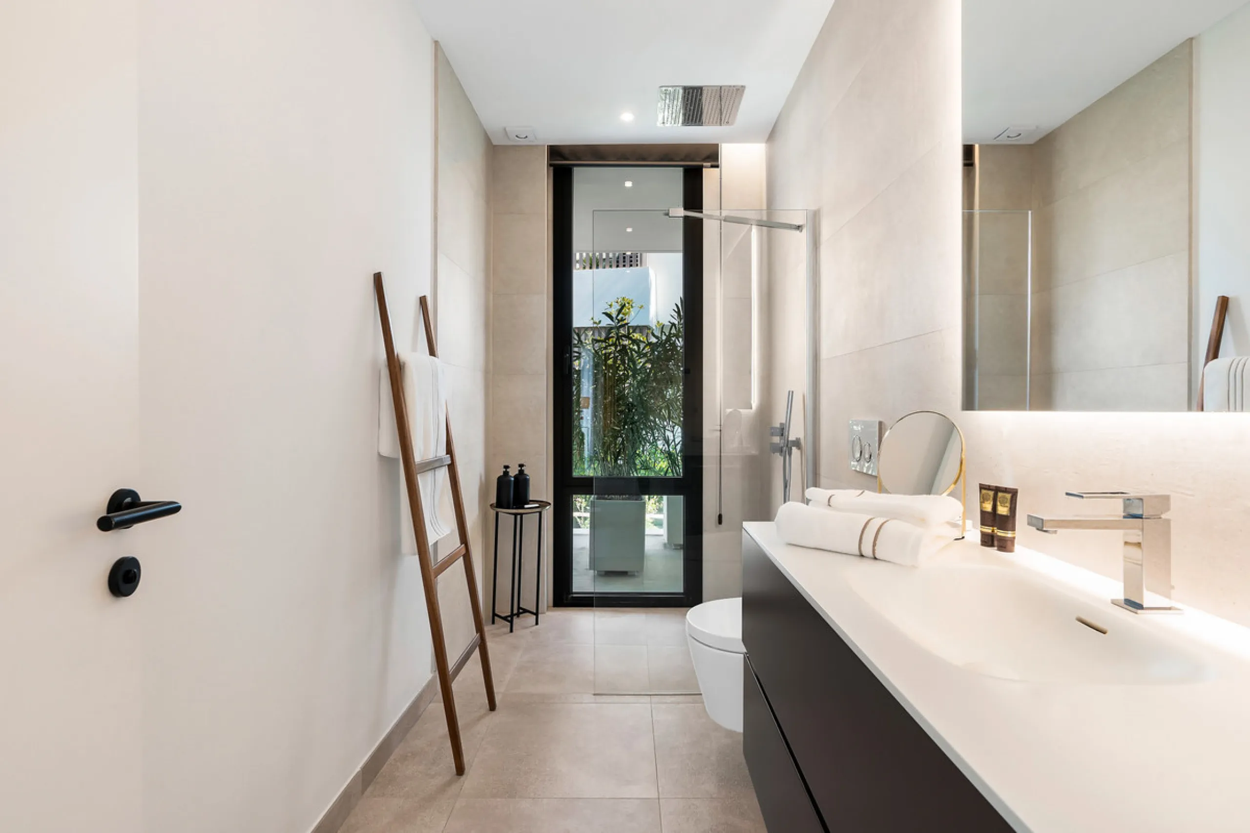 Located in the prestigious area of Sierra Blanca, this modern villa offers a prime setting just 1.8 km from the Golden Mile's beaches. Completed in 2022, the property combines exceptional design with the highest quality finishes, delivering sea views from
