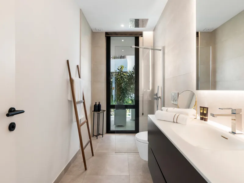 Located in the prestigious area of Sierra Blanca, this modern villa offers a prime setting just 1.8 km from the Golden Mile's beaches. Completed in 2022, the property combines exceptional design with the highest quality finishes, delivering sea views from