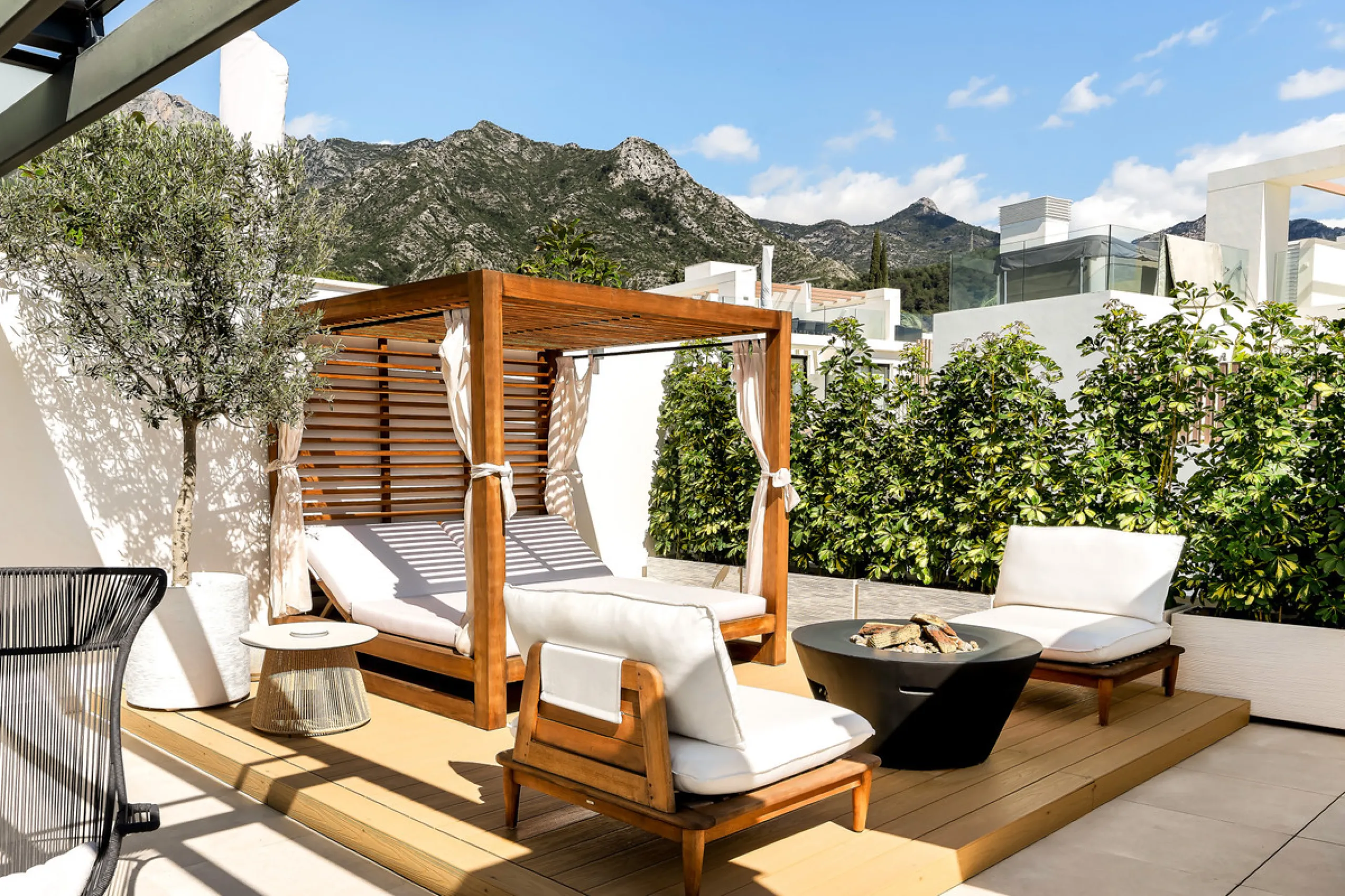 Located in the prestigious area of Sierra Blanca, this modern villa offers a prime setting just 1.8 km from the Golden Mile's beaches. Completed in 2022, the property combines exceptional design with the highest quality finishes, delivering sea views from