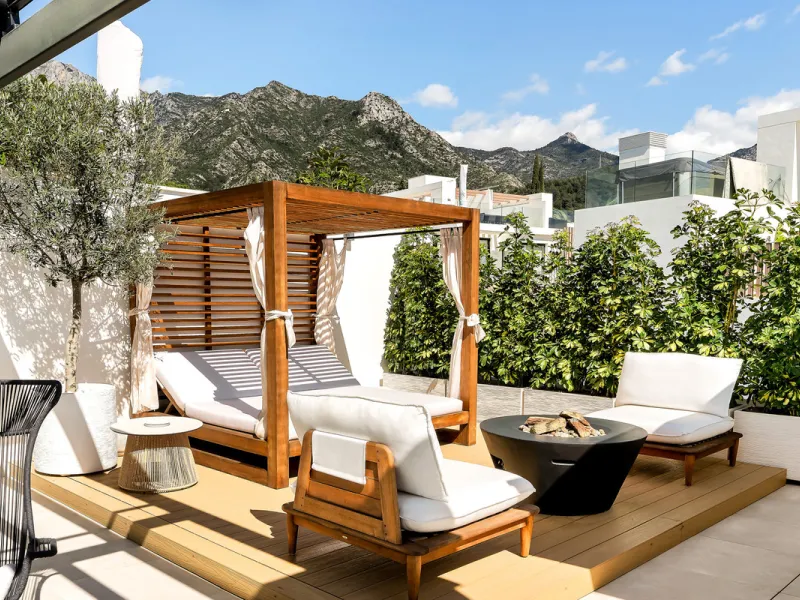 Located in the prestigious area of Sierra Blanca, this modern villa offers a prime setting just 1.8 km from the Golden Mile's beaches. Completed in 2022, the property combines exceptional design with the highest quality finishes, delivering sea views from