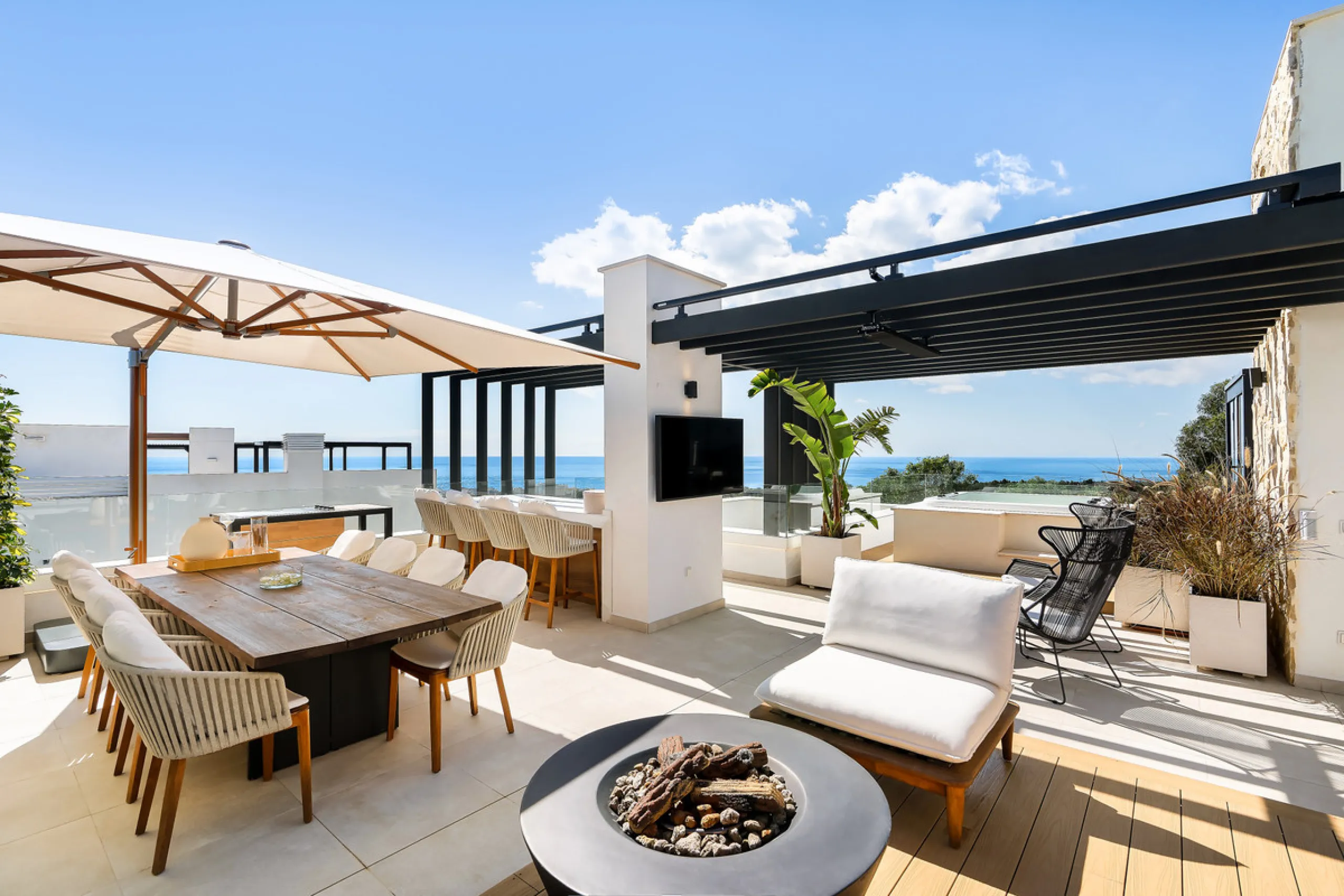 Located in the prestigious area of Sierra Blanca, this modern villa offers a prime setting just 1.8 km from the Golden Mile's beaches. Completed in 2022, the property combines exceptional design with the highest quality finishes, delivering sea views from