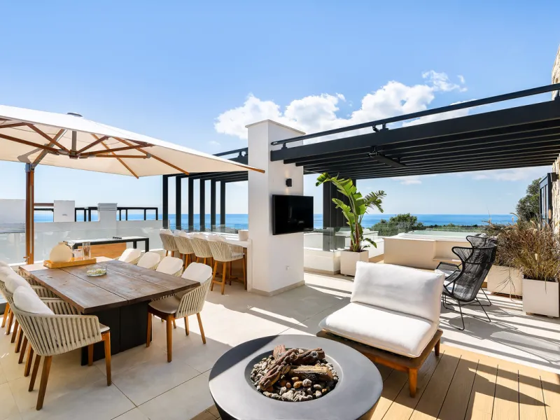 Located in the prestigious area of Sierra Blanca, this modern villa offers a prime setting just 1.8 km from the Golden Mile's beaches. Completed in 2022, the property combines exceptional design with the highest quality finishes, delivering sea views from