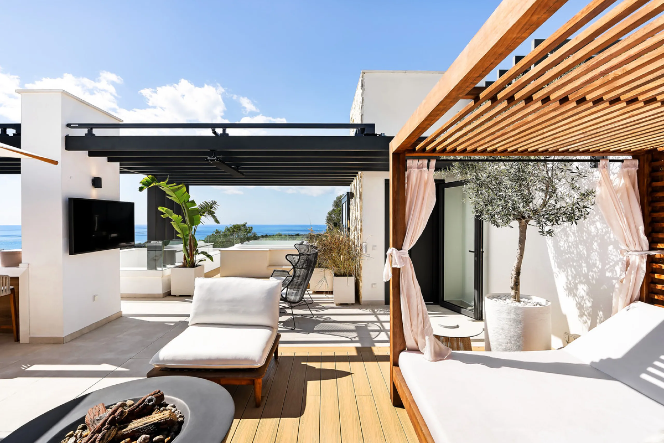 Located in the prestigious area of Sierra Blanca, this modern villa offers a prime setting just 1.8 km from the Golden Mile's beaches. Completed in 2022, the property combines exceptional design with the highest quality finishes, delivering sea views from