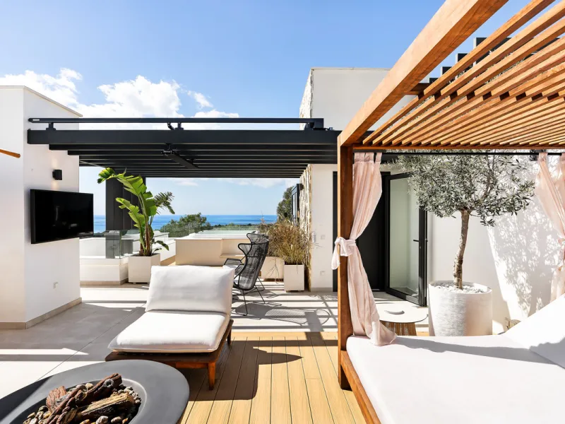 Located in the prestigious area of Sierra Blanca, this modern villa offers a prime setting just 1.8 km from the Golden Mile's beaches. Completed in 2022, the property combines exceptional design with the highest quality finishes, delivering sea views from