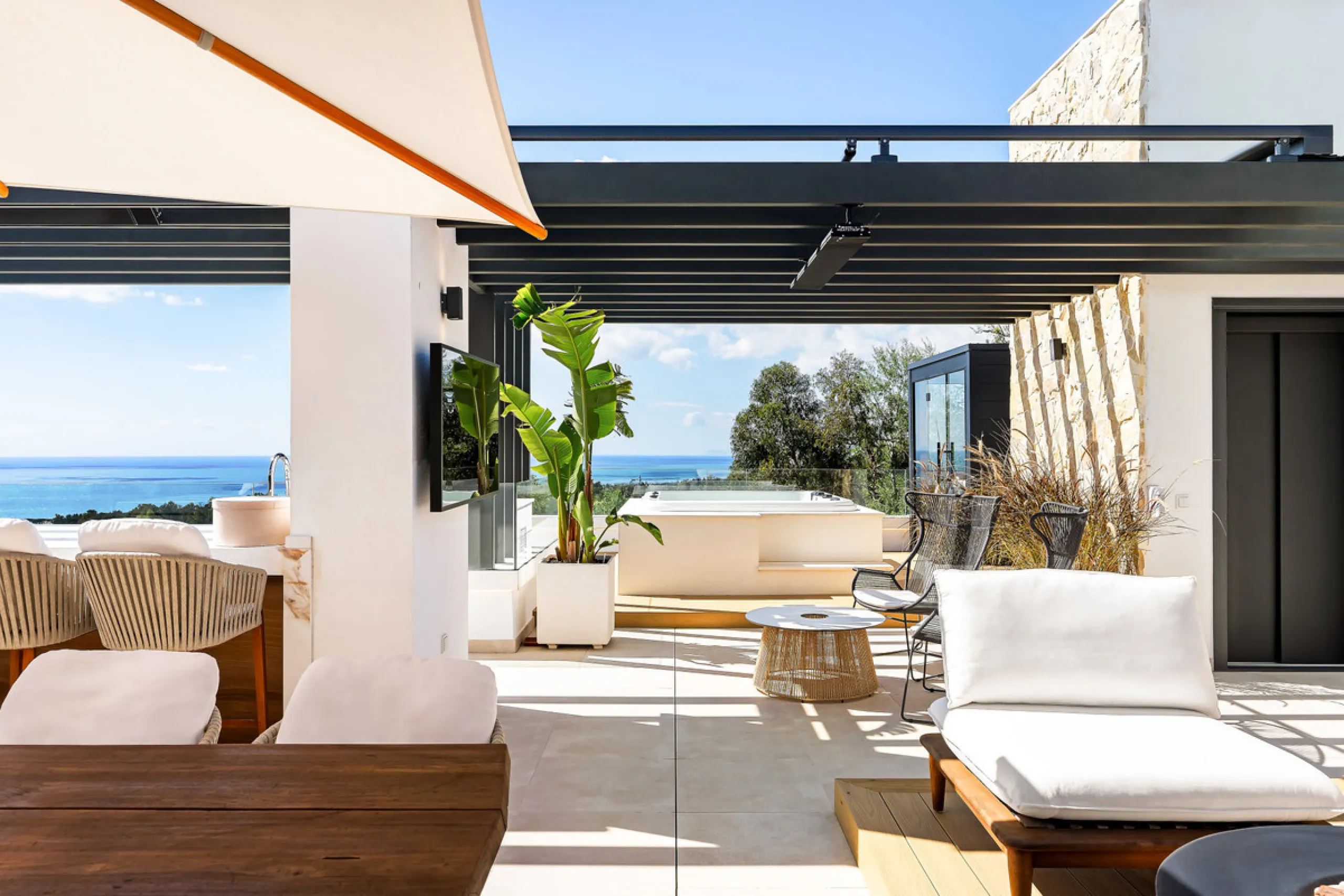Located in the prestigious area of Sierra Blanca, this modern villa offers a prime setting just 1.8 km from the Golden Mile's beaches. Completed in 2022, the property combines exceptional design with the highest quality finishes, delivering sea views from