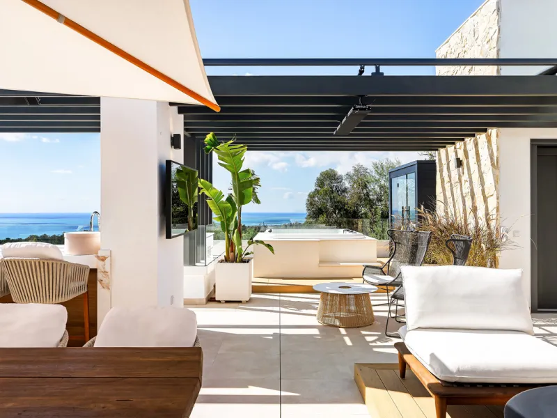 Located in the prestigious area of Sierra Blanca, this modern villa offers a prime setting just 1.8 km from the Golden Mile's beaches. Completed in 2022, the property combines exceptional design with the highest quality finishes, delivering sea views from