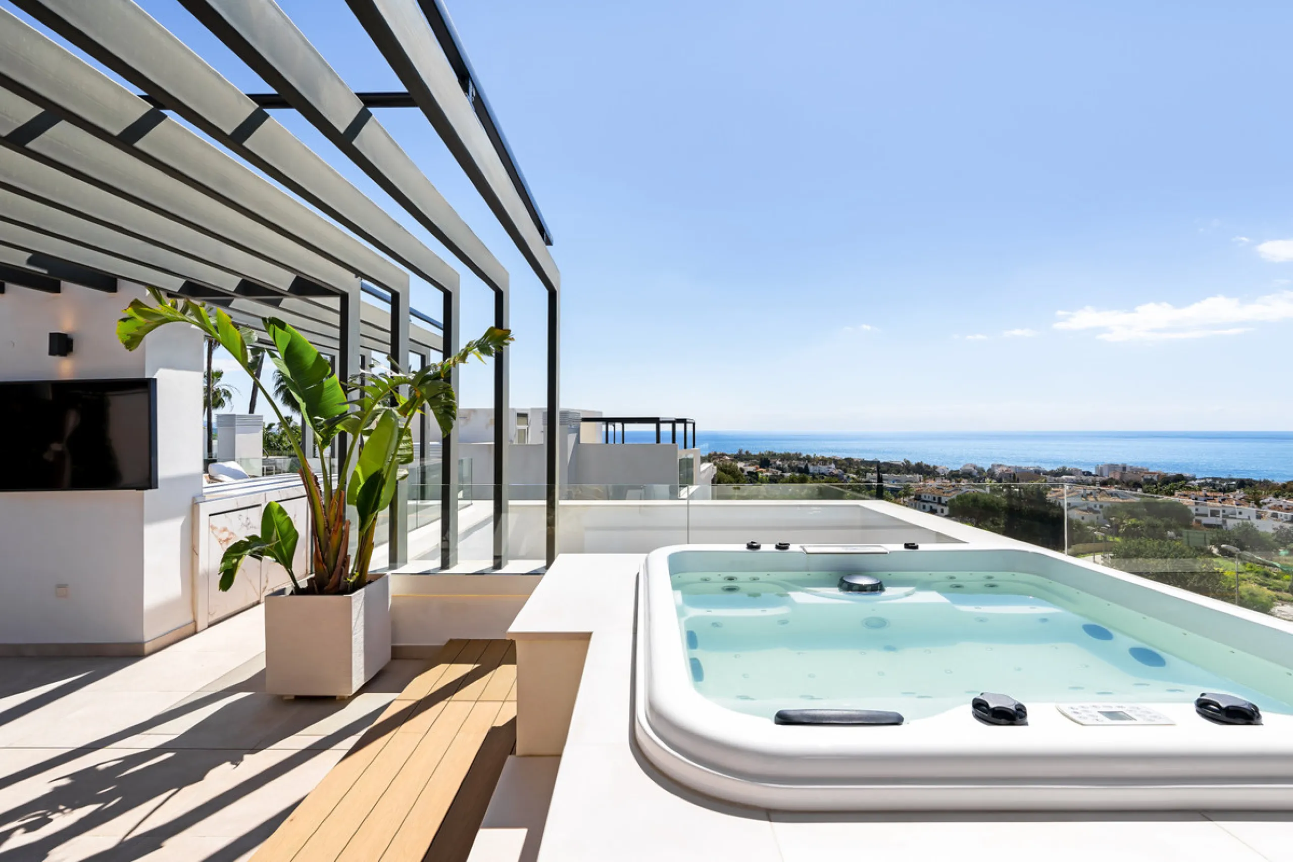 Located in the prestigious area of Sierra Blanca, this modern villa offers a prime setting just 1.8 km from the Golden Mile's beaches. Completed in 2022, the property combines exceptional design with the highest quality finishes, delivering sea views from
