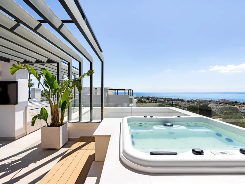 Located in the prestigious area of Sierra Blanca, this modern villa offers a prime setting just 1.8 km from the Golden Mile's beaches. Completed in 2022, the property combines exceptional design with the highest quality finishes, delivering sea views from