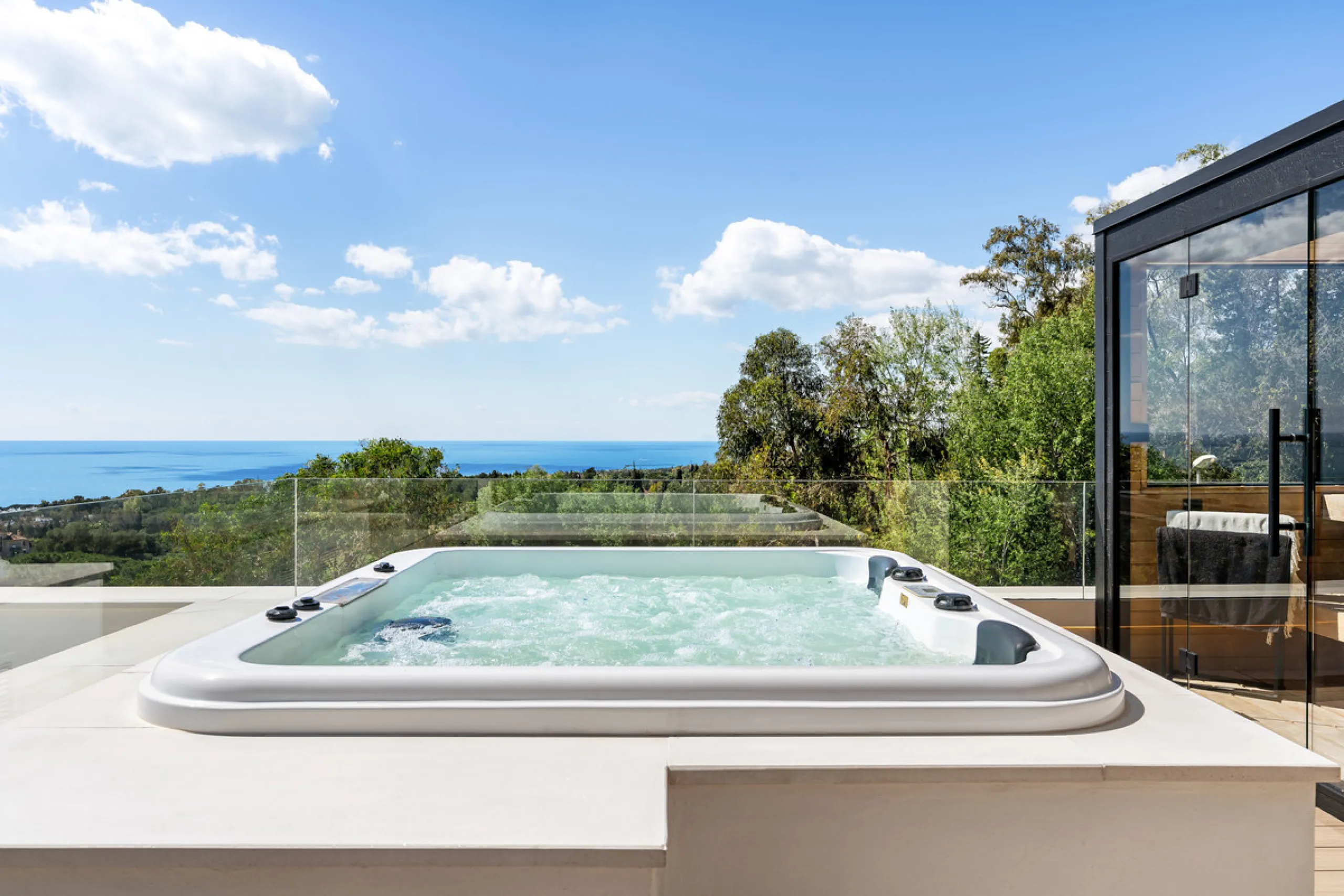 Located in the prestigious area of Sierra Blanca, this modern villa offers a prime setting just 1.8 km from the Golden Mile's beaches. Completed in 2022, the property combines exceptional design with the highest quality finishes, delivering sea views from
