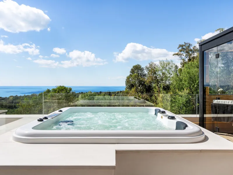 Located in the prestigious area of Sierra Blanca, this modern villa offers a prime setting just 1.8 km from the Golden Mile's beaches. Completed in 2022, the property combines exceptional design with the highest quality finishes, delivering sea views from