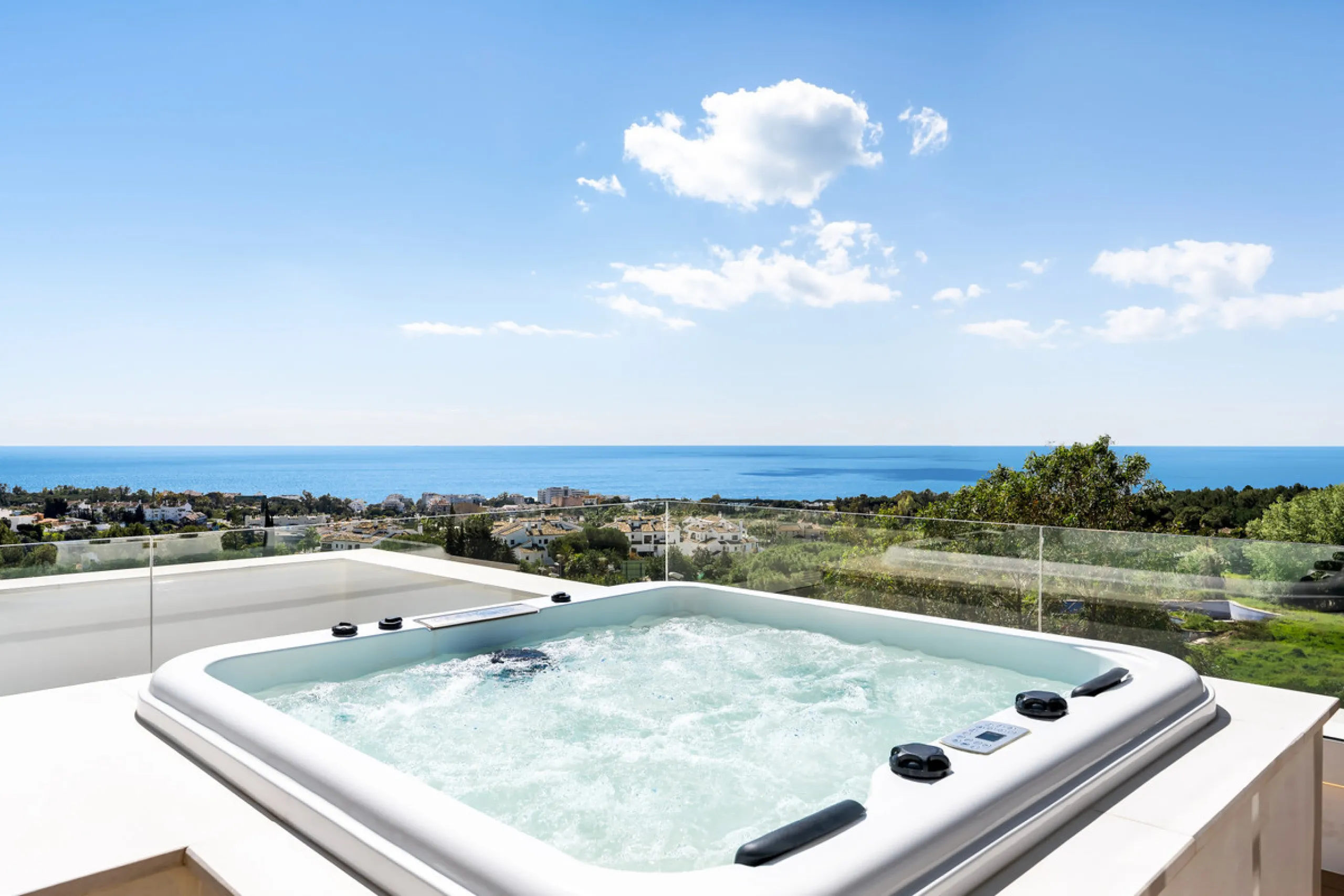 Located in the prestigious area of Sierra Blanca, this modern villa offers a prime setting just 1.8 km from the Golden Mile's beaches. Completed in 2022, the property combines exceptional design with the highest quality finishes, delivering sea views from