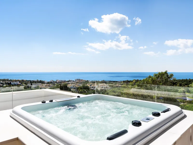 Located in the prestigious area of Sierra Blanca, this modern villa offers a prime setting just 1.8 km from the Golden Mile's beaches. Completed in 2022, the property combines exceptional design with the highest quality finishes, delivering sea views from