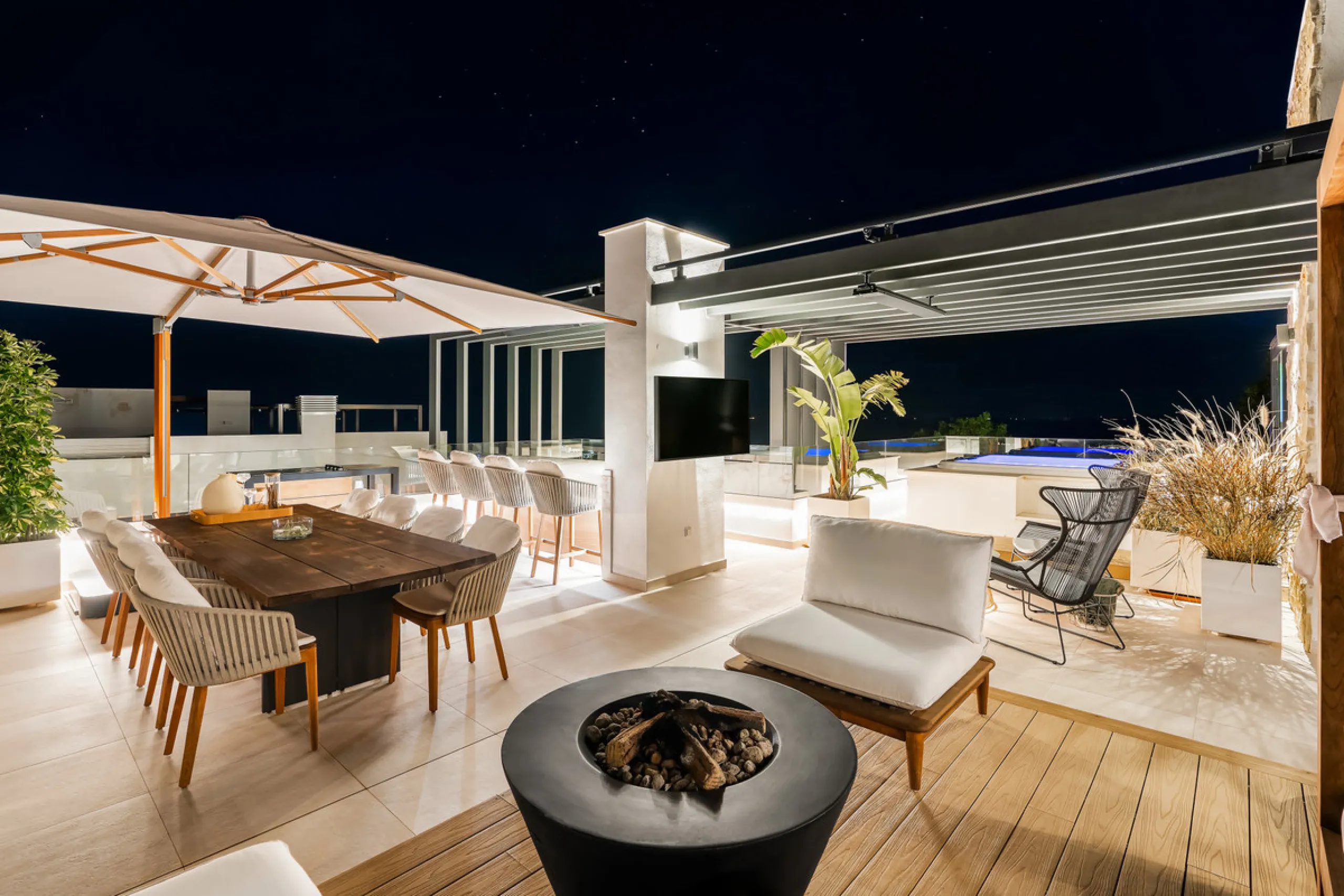 Located in the prestigious area of Sierra Blanca, this modern villa offers a prime setting just 1.8 km from the Golden Mile's beaches. Completed in 2022, the property combines exceptional design with the highest quality finishes, delivering sea views from