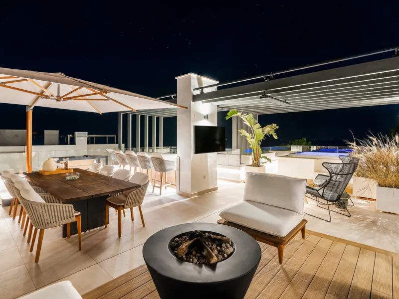 Located in the prestigious area of Sierra Blanca, this modern villa offers a prime setting just 1.8 km from the Golden Mile's beaches. Completed in 2022, the property combines exceptional design with the highest quality finishes, delivering sea views from