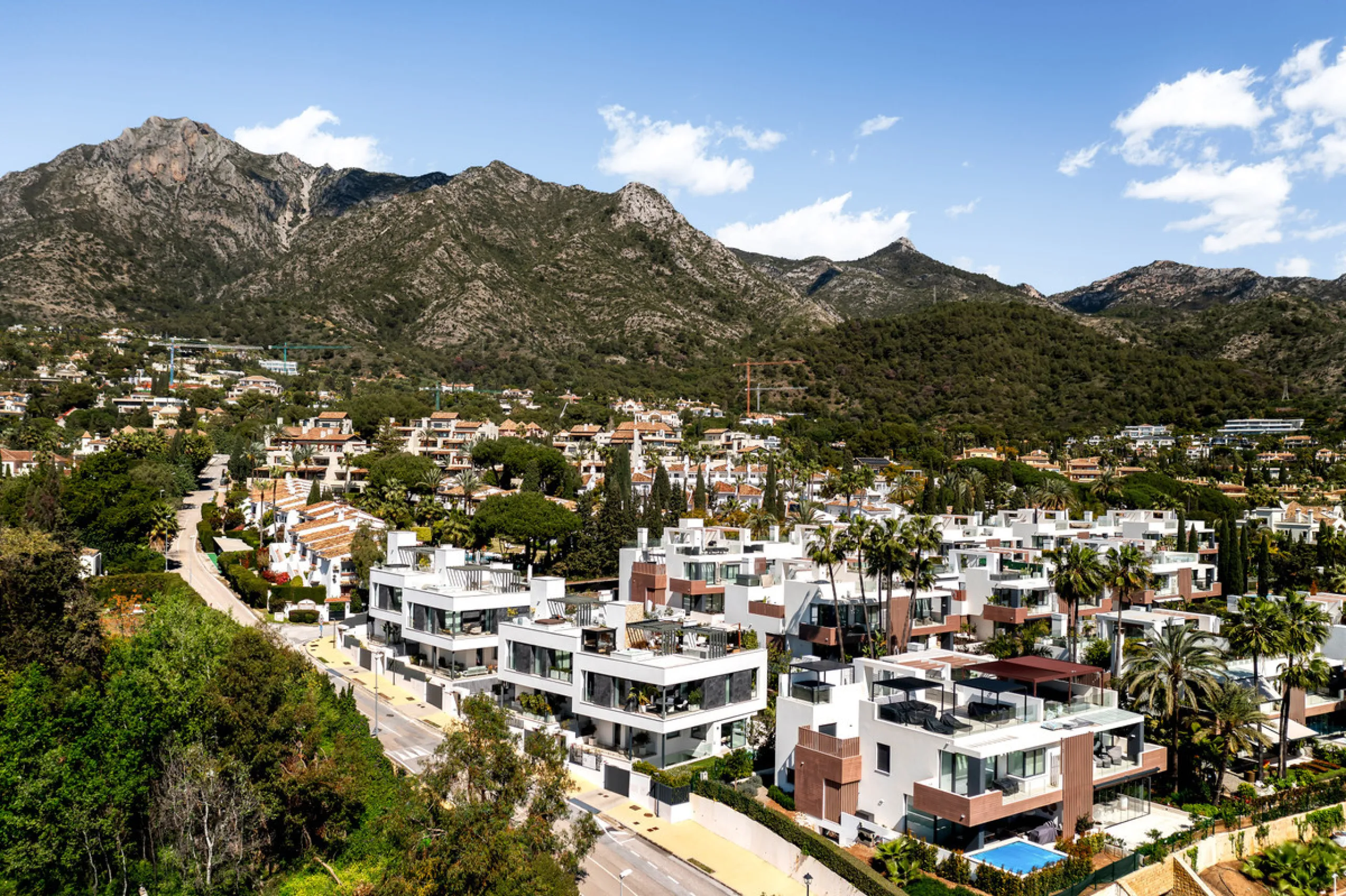 Located in the prestigious area of Sierra Blanca, this modern villa offers a prime setting just 1.8 km from the Golden Mile's beaches. Completed in 2022, the property combines exceptional design with the highest quality finishes, delivering sea views from