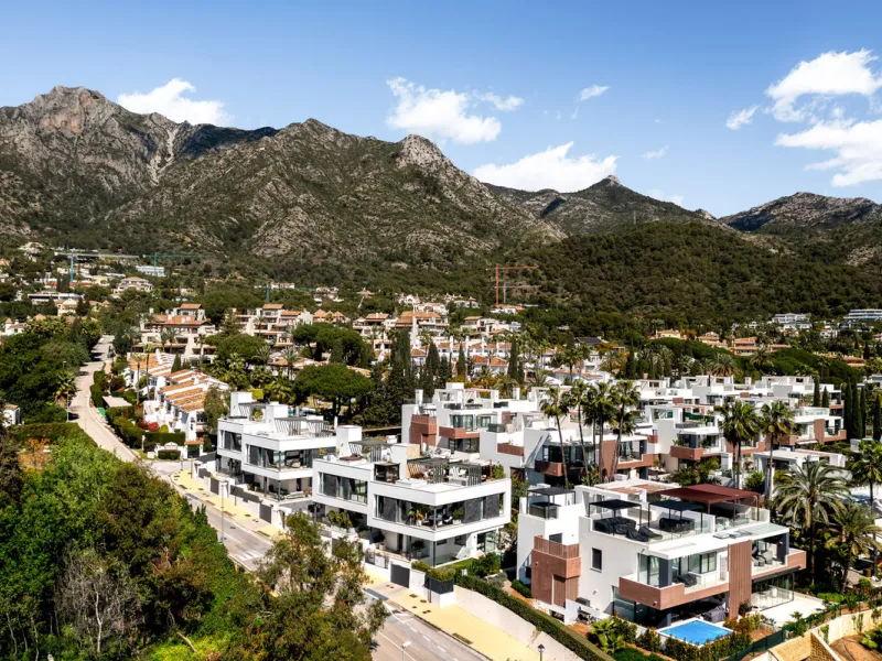 Located in the prestigious area of Sierra Blanca, this modern villa offers a prime setting just 1.8 km from the Golden Mile's beaches. Completed in 2022, the property combines exceptional design with the highest quality finishes, delivering sea views from
