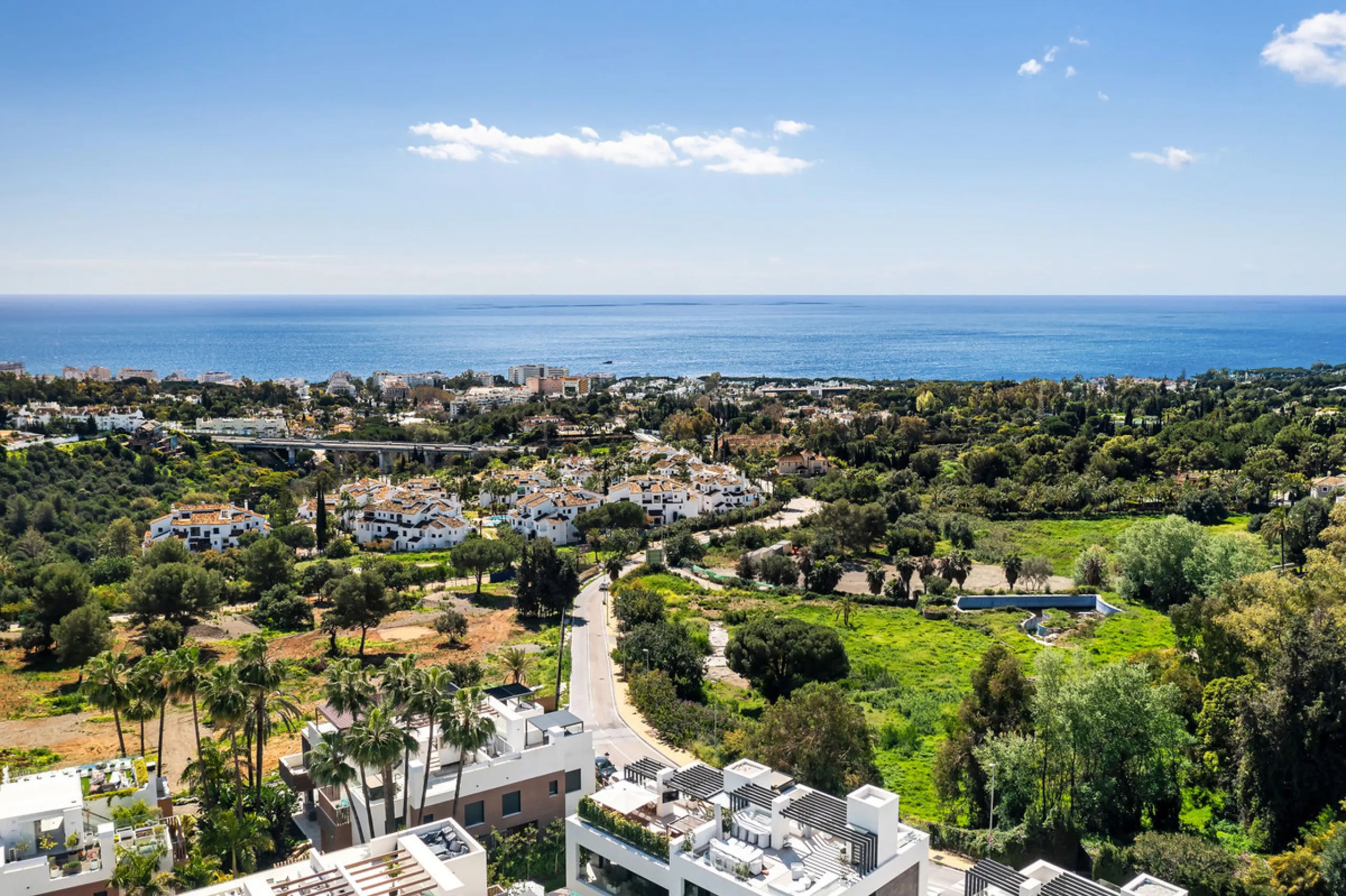 Located in the prestigious area of Sierra Blanca, this modern villa offers a prime setting just 1.8 km from the Golden Mile's beaches. Completed in 2022, the property combines exceptional design with the highest quality finishes, delivering sea views from