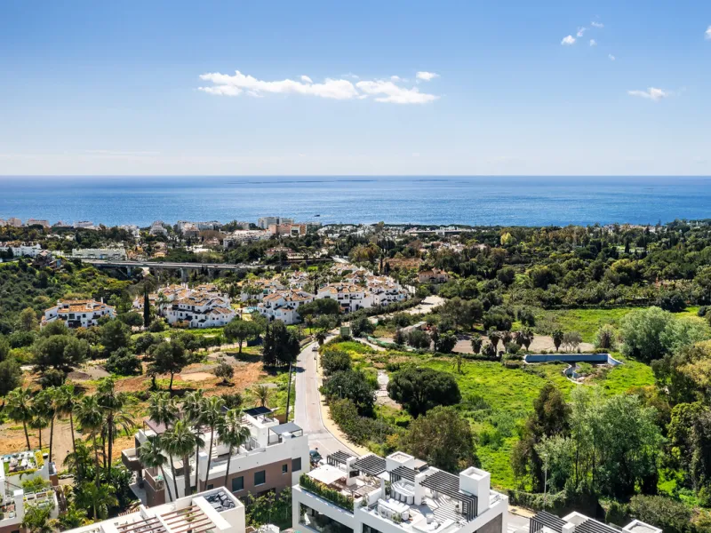 Located in the prestigious area of Sierra Blanca, this modern villa offers a prime setting just 1.8 km from the Golden Mile's beaches. Completed in 2022, the property combines exceptional design with the highest quality finishes, delivering sea views from