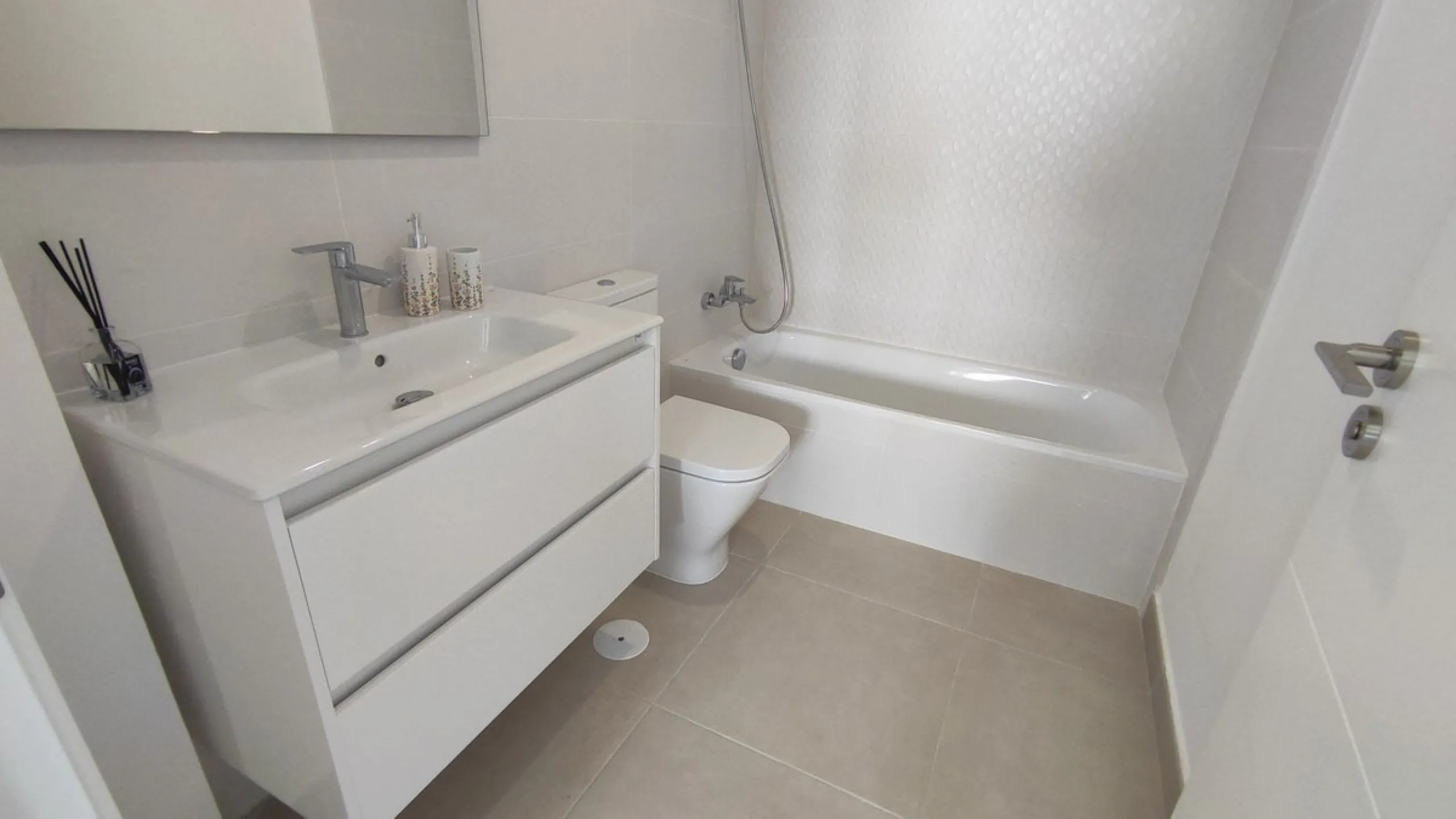 Apartment - Penthouse в продаже в Estepona, Málaga. В доме 2 спален и 2 ванных комнат. Площадь дома 92 м²