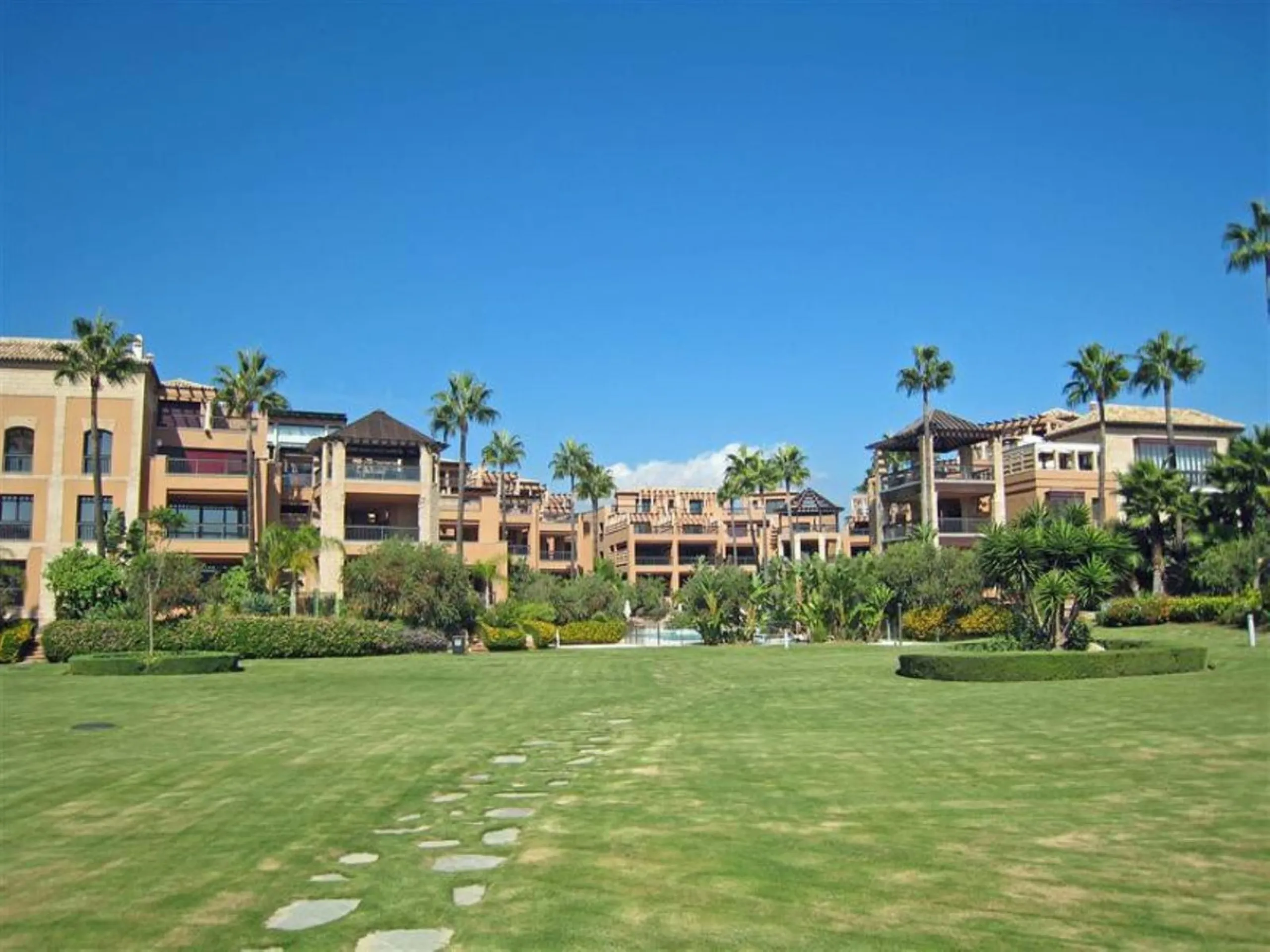 Modern beachfront apartment in prestigious gated complex, located in San Pedro de Alcantara.