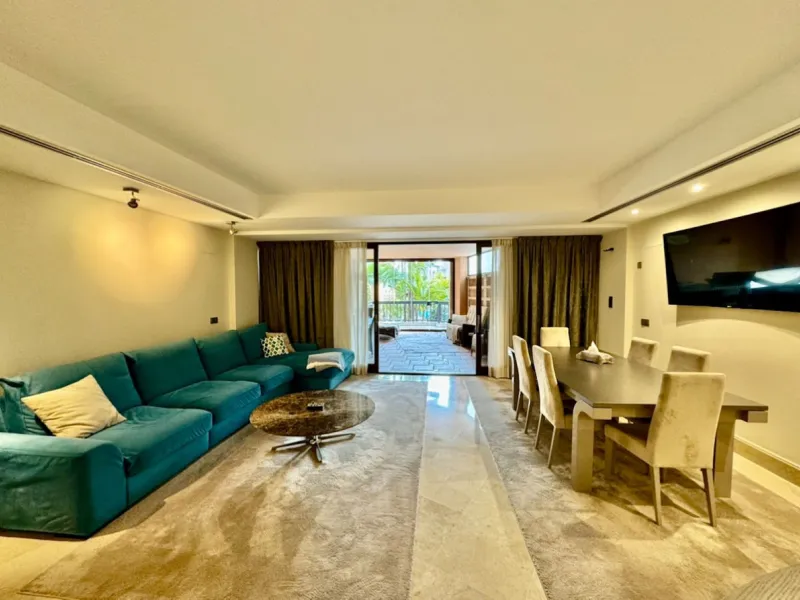 Modern beachfront apartment in prestigious gated complex, located in San Pedro de Alcantara.