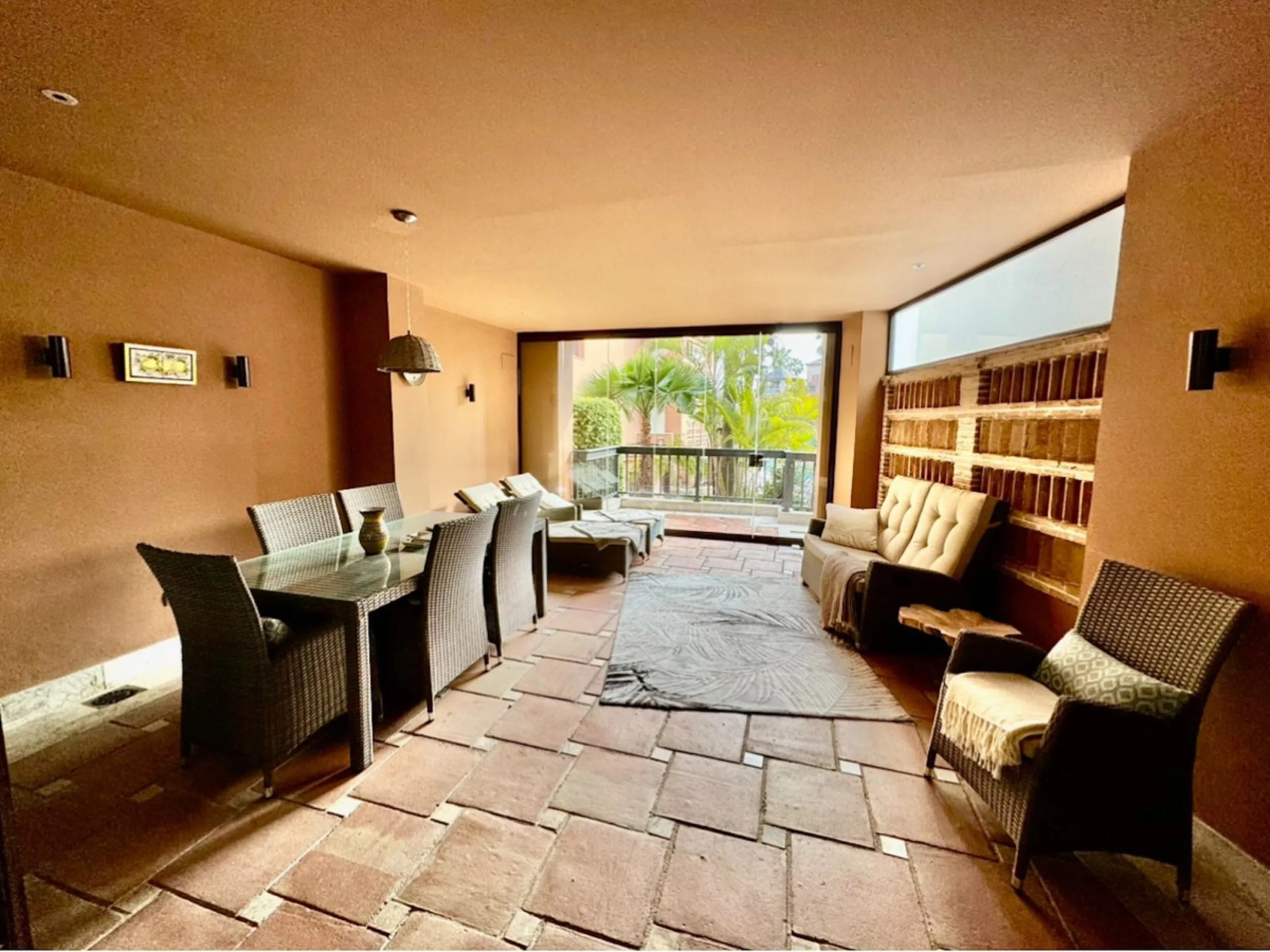 Modern beachfront apartment in prestigious gated complex, located in San Pedro de Alcantara.