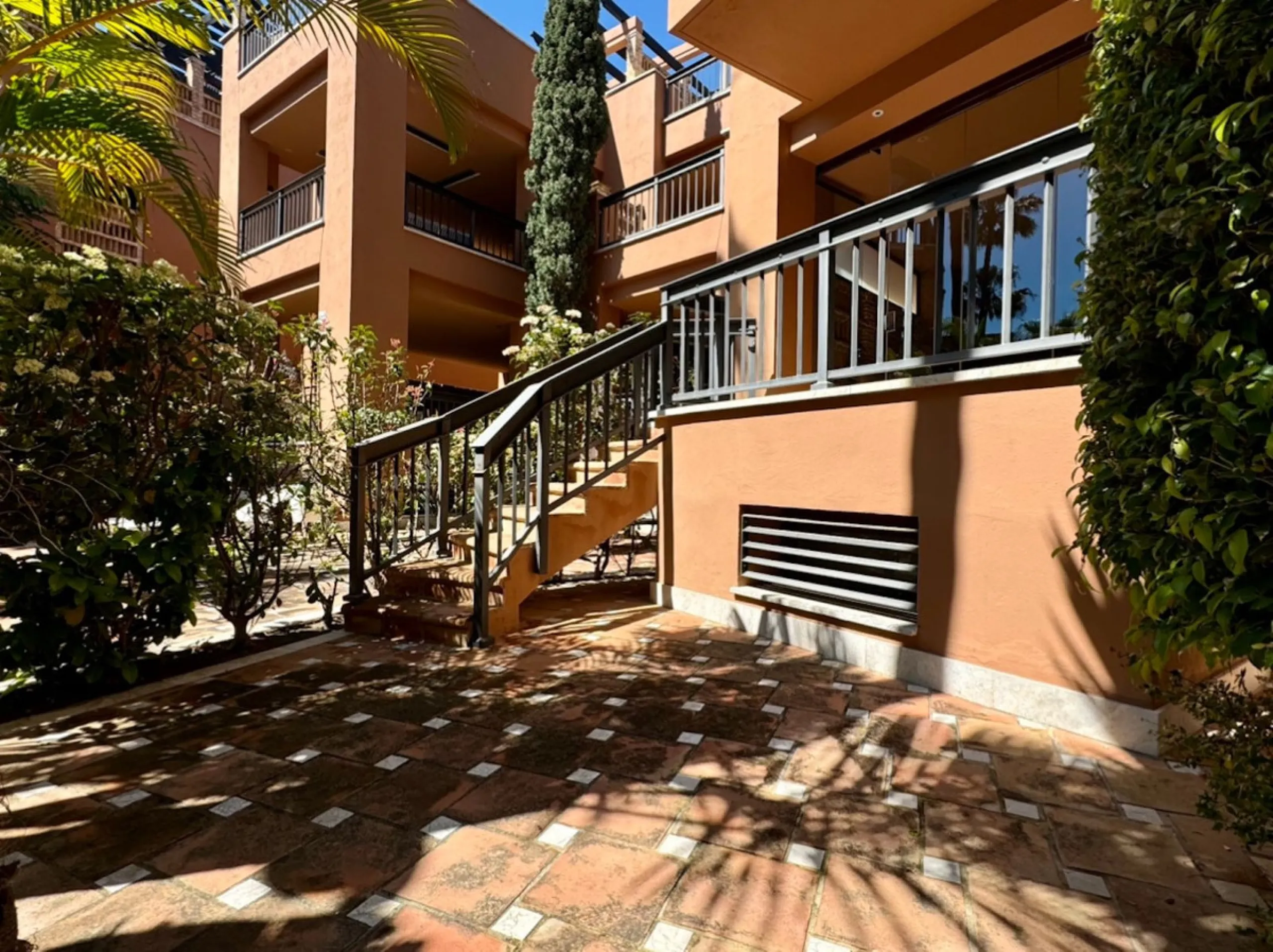 Modern beachfront apartment in prestigious gated complex, located in San Pedro de Alcantara.