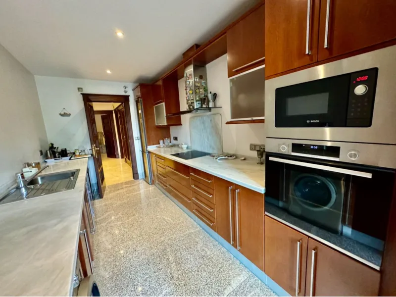 Modern beachfront apartment in prestigious gated complex, located in San Pedro de Alcantara.