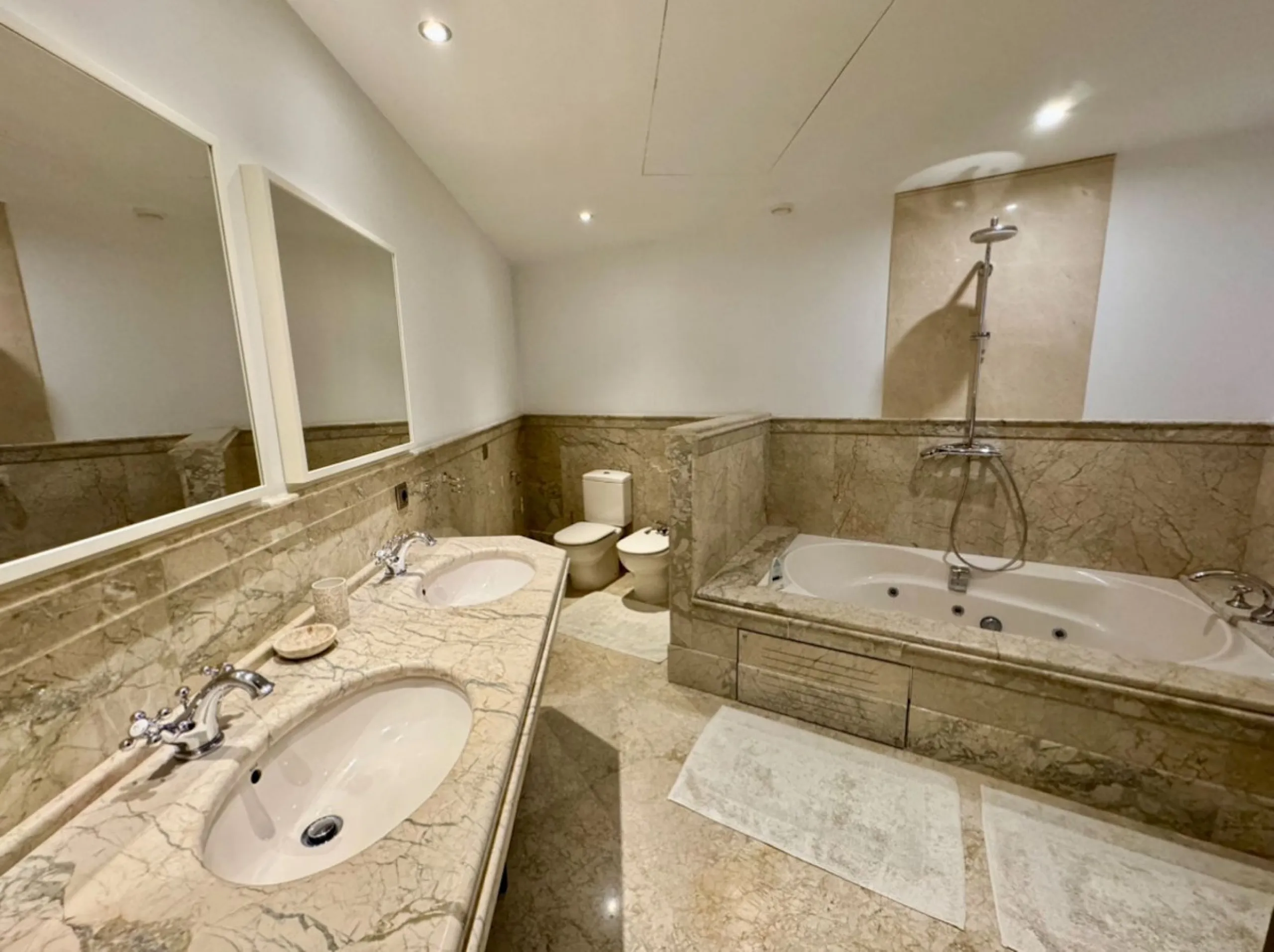 Modern beachfront apartment in prestigious gated complex, located in San Pedro de Alcantara.