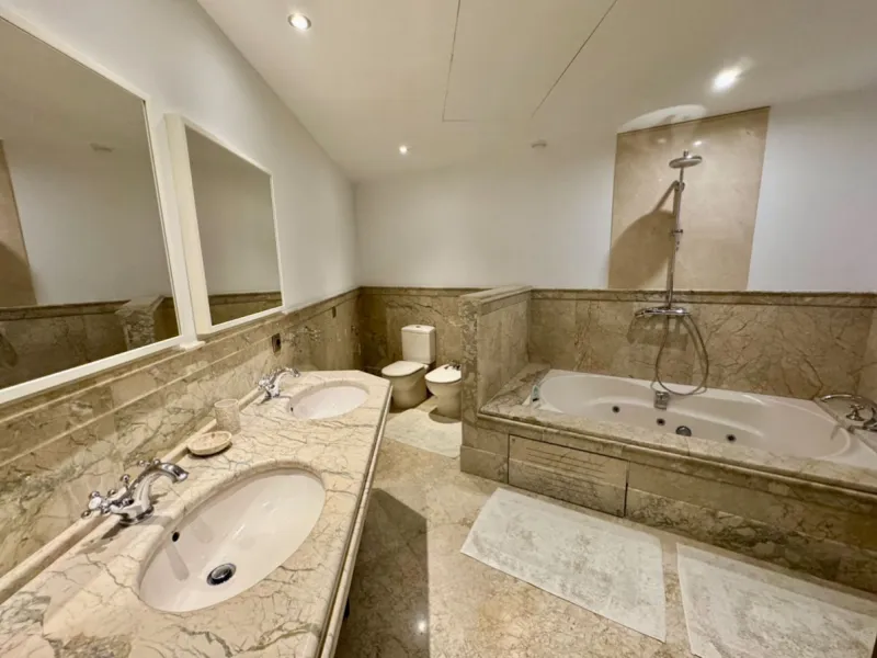 Modern beachfront apartment in prestigious gated complex, located in San Pedro de Alcantara.