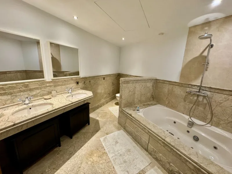 Modern beachfront apartment in prestigious gated complex, located in San Pedro de Alcantara.