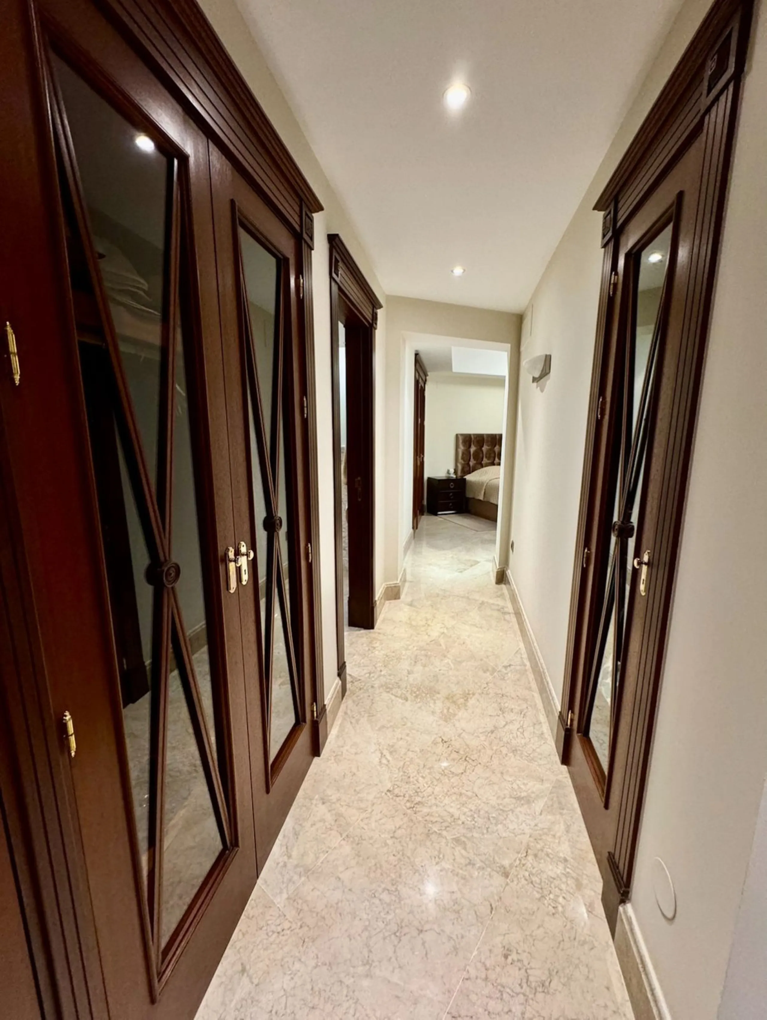 Modern beachfront apartment in prestigious gated complex, located in San Pedro de Alcantara.