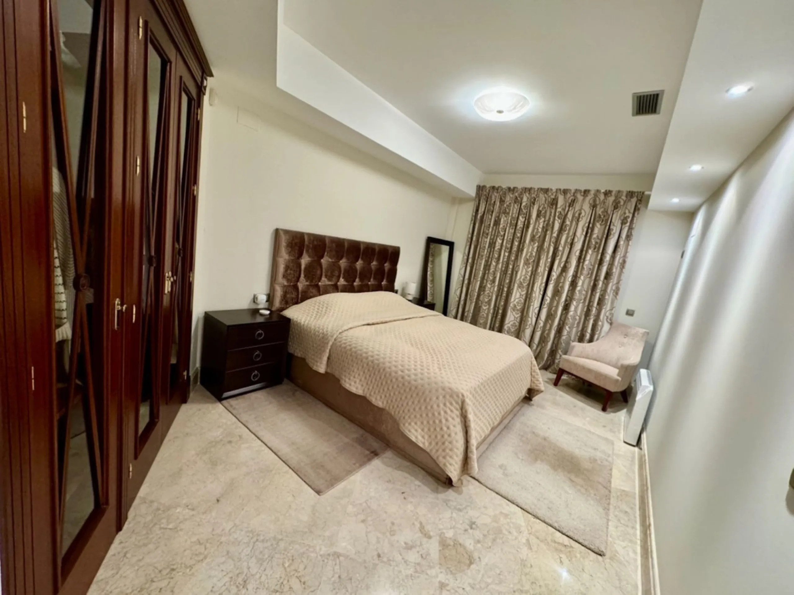 Modern beachfront apartment in prestigious gated complex, located in San Pedro de Alcantara.