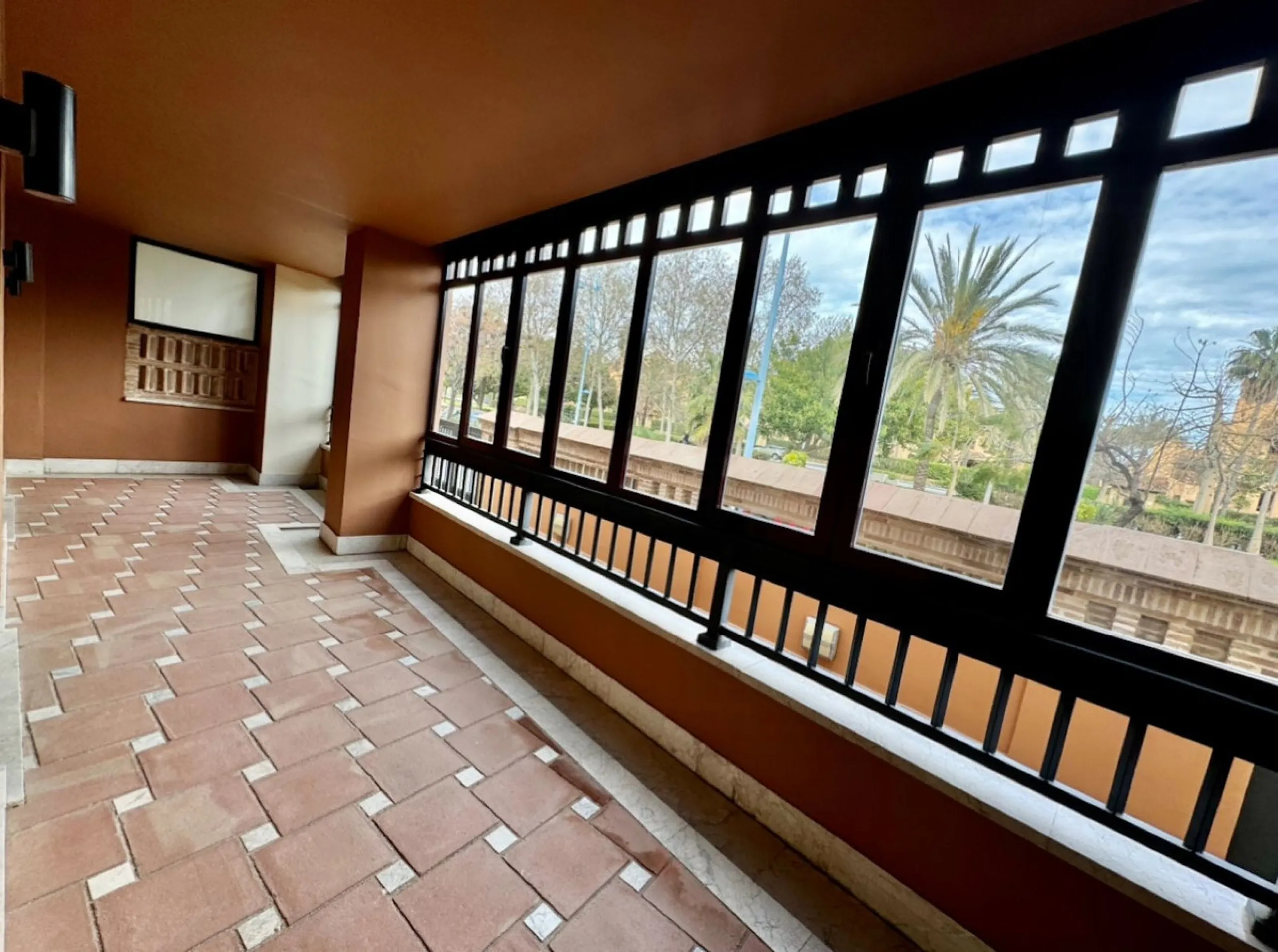 Modern beachfront apartment in prestigious gated complex, located in San Pedro de Alcantara.