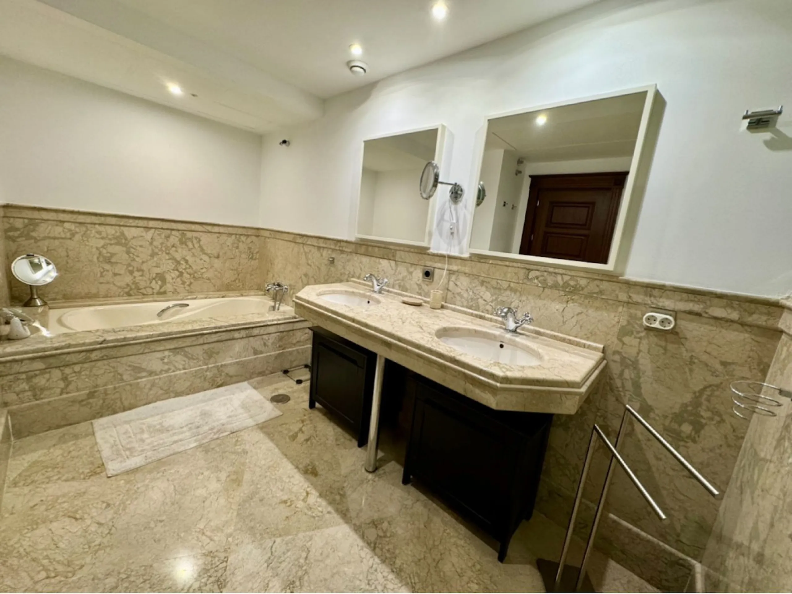 Modern beachfront apartment in prestigious gated complex, located in San Pedro de Alcantara.