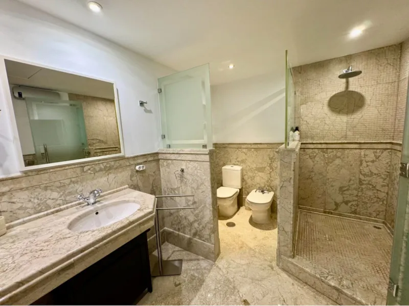 Modern beachfront apartment in prestigious gated complex, located in San Pedro de Alcantara.