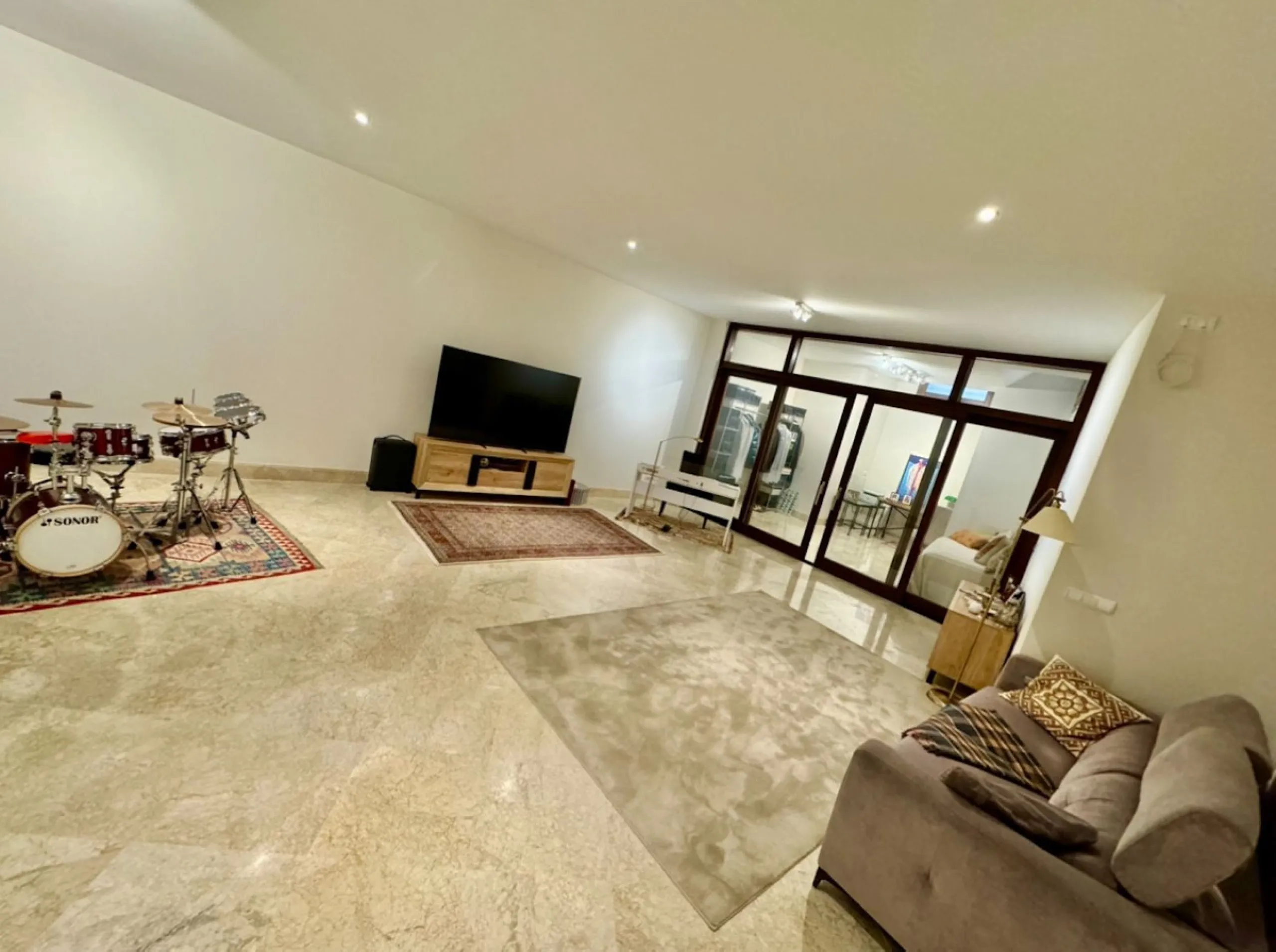 Modern beachfront apartment in prestigious gated complex, located in San Pedro de Alcantara.