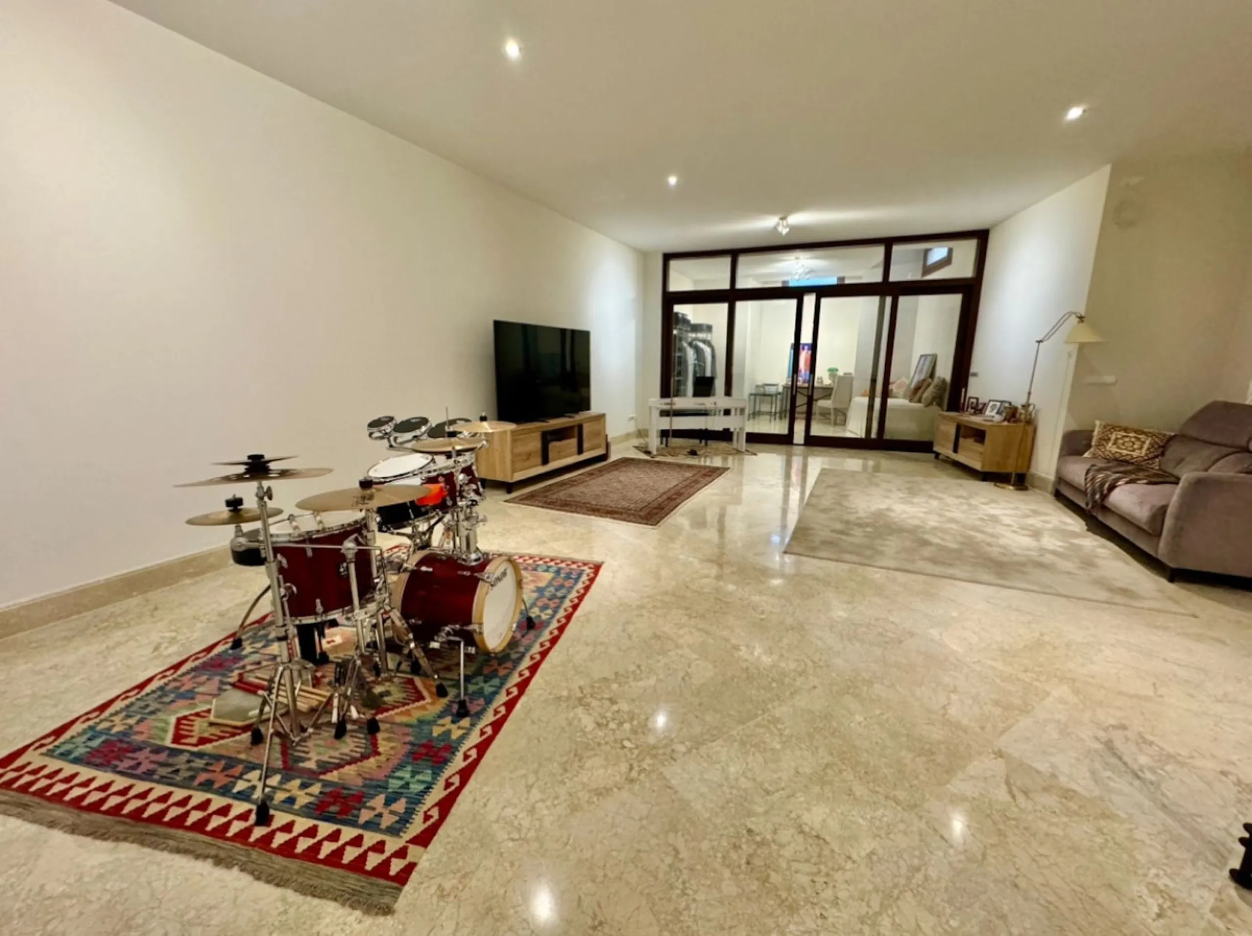 Modern beachfront apartment in prestigious gated complex, located in San Pedro de Alcantara.