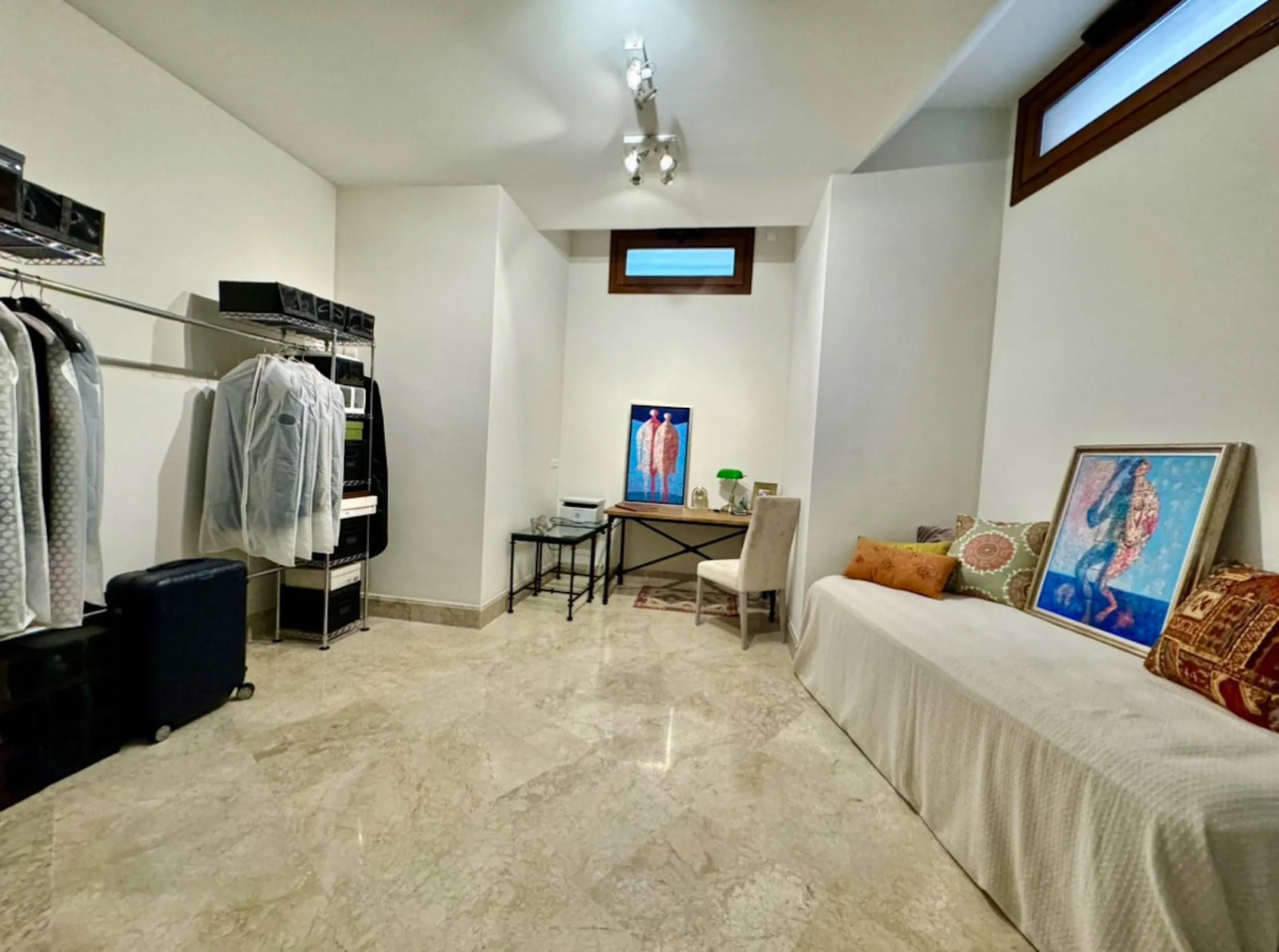 Modern beachfront apartment in prestigious gated complex, located in San Pedro de Alcantara.
