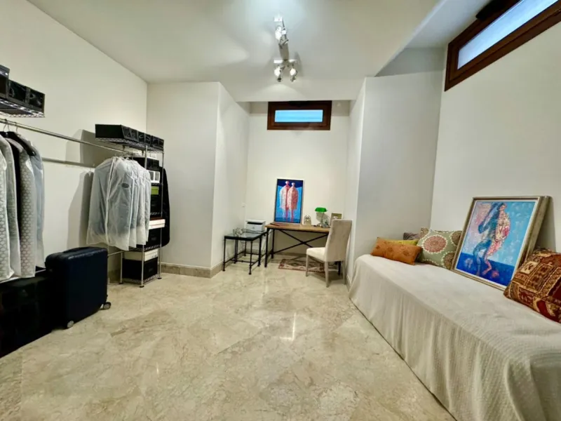 Modern beachfront apartment in prestigious gated complex, located in San Pedro de Alcantara.