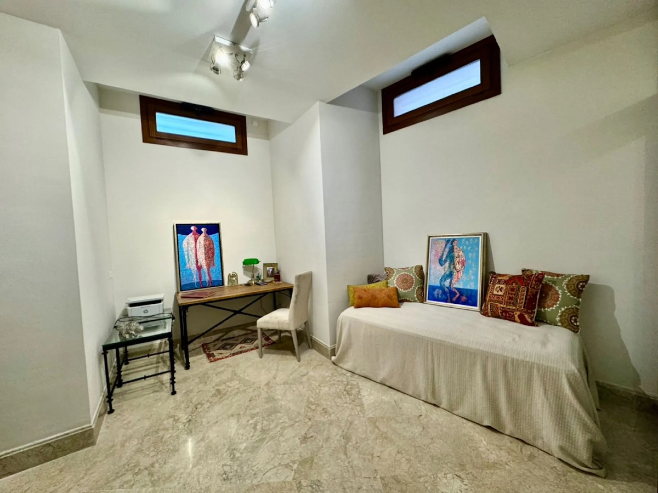 Modern beachfront apartment in prestigious gated complex, located in San Pedro de Alcantara.