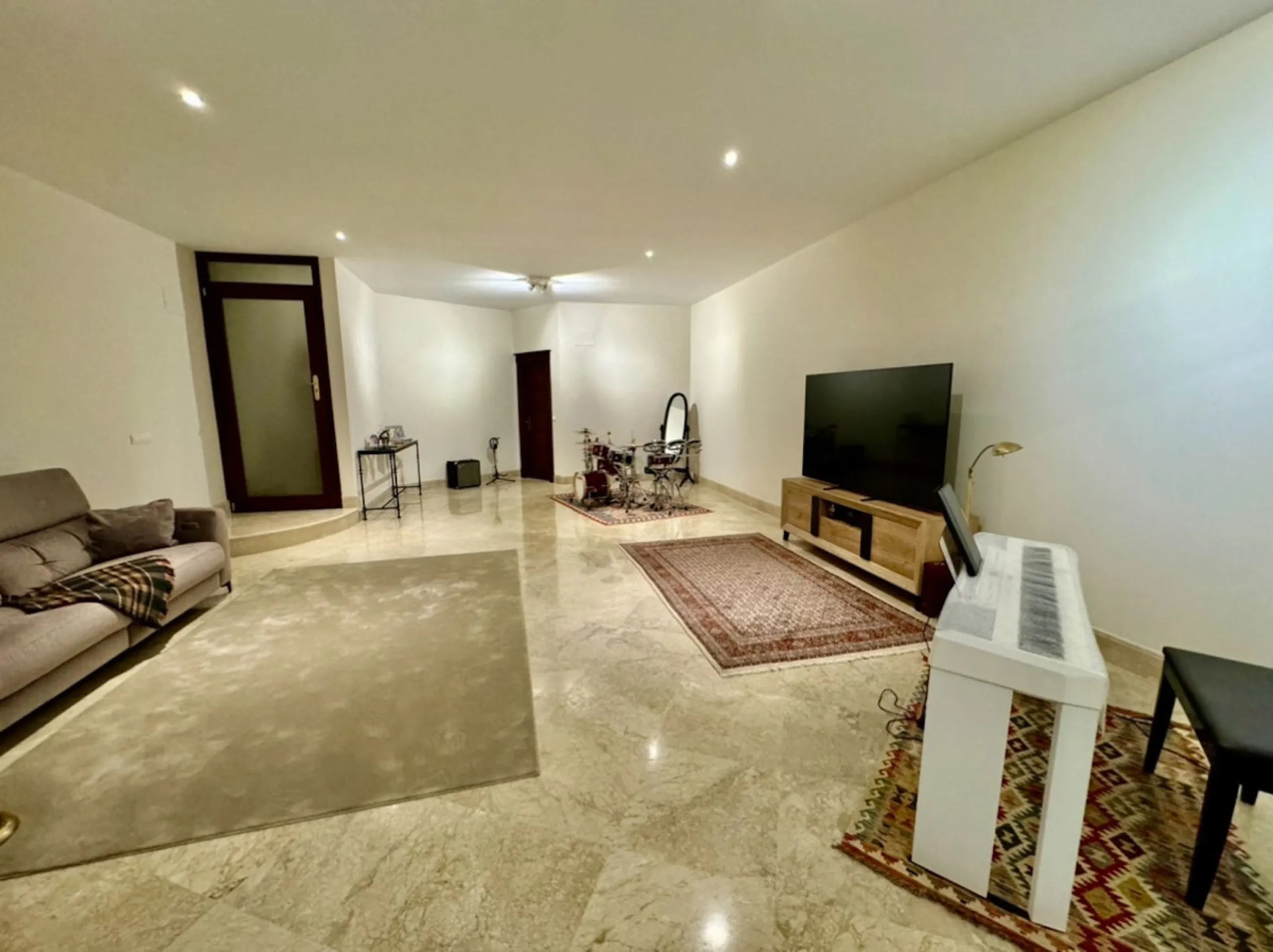 Modern beachfront apartment in prestigious gated complex, located in San Pedro de Alcantara.