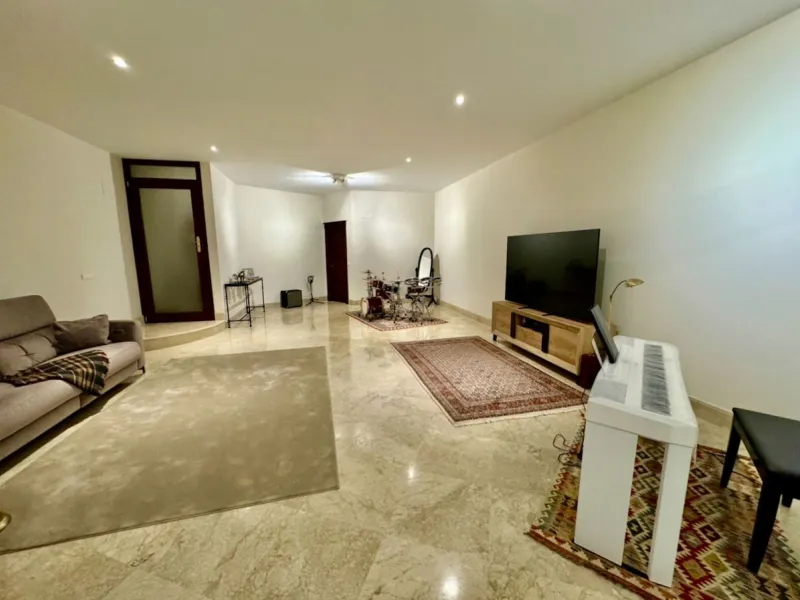 Modern beachfront apartment in prestigious gated complex, located in San Pedro de Alcantara.